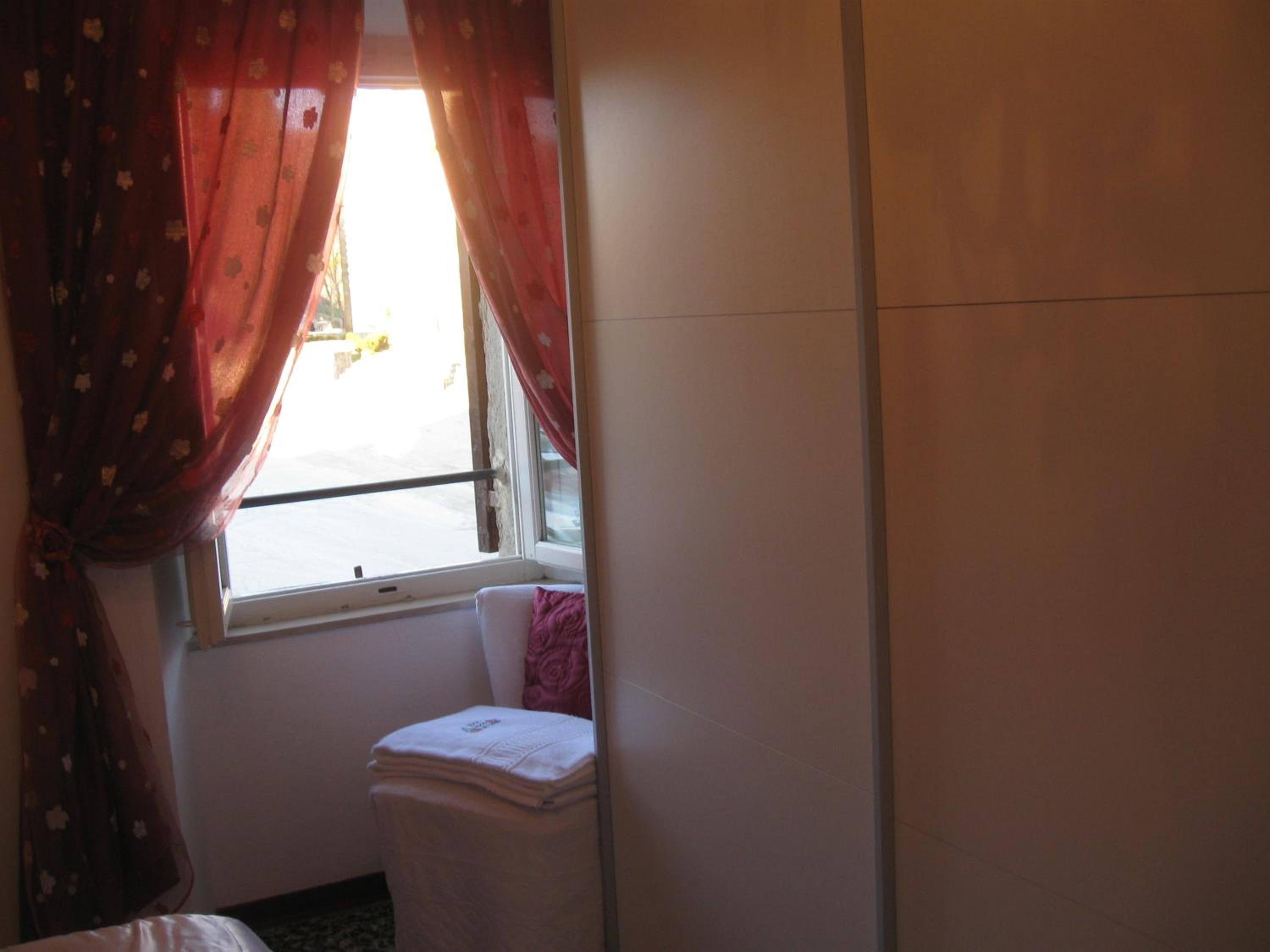 Double or Twin Room with Private Bathroom - Photo 4
