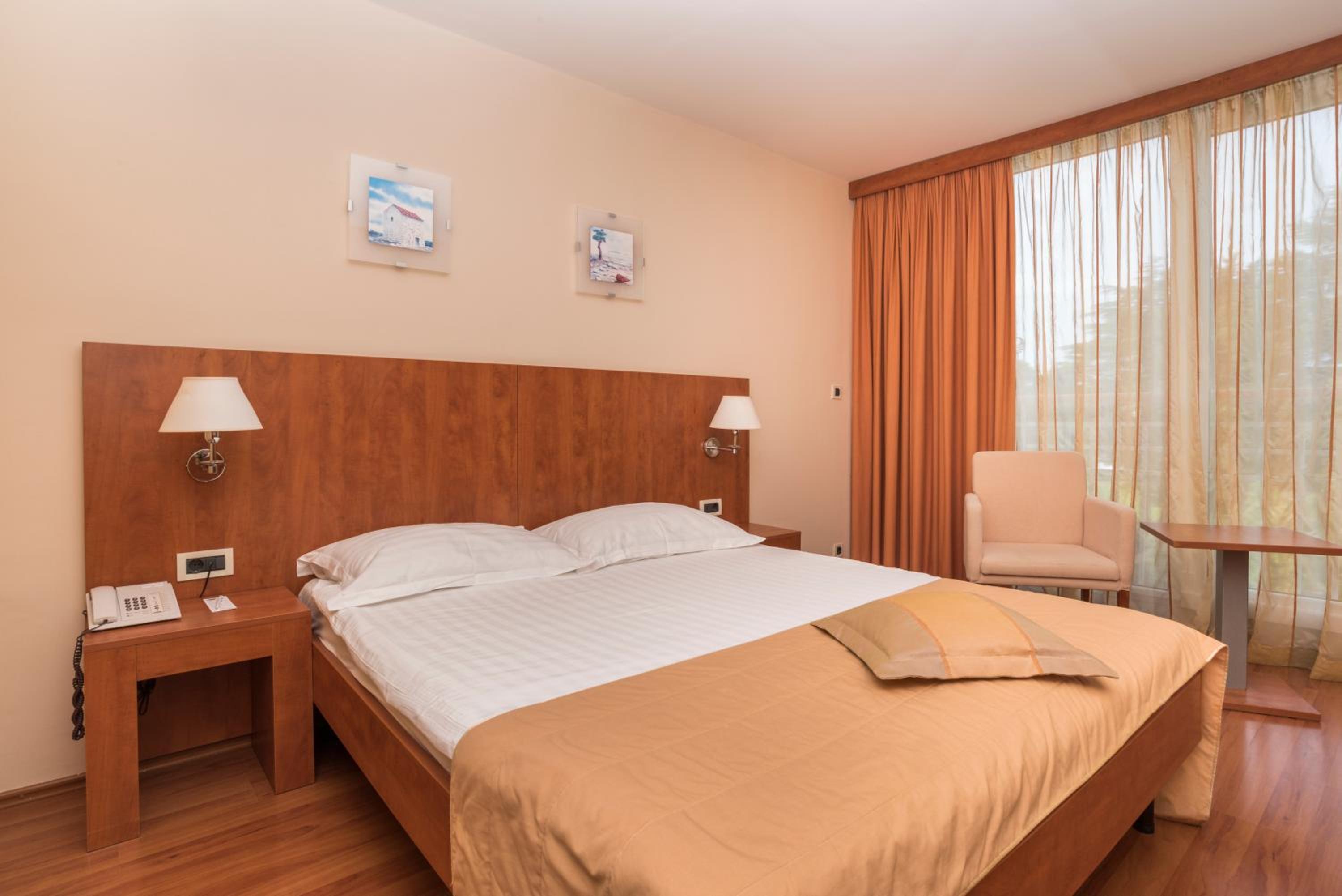 Economy Room with French Bed - Park Side - Photo 3