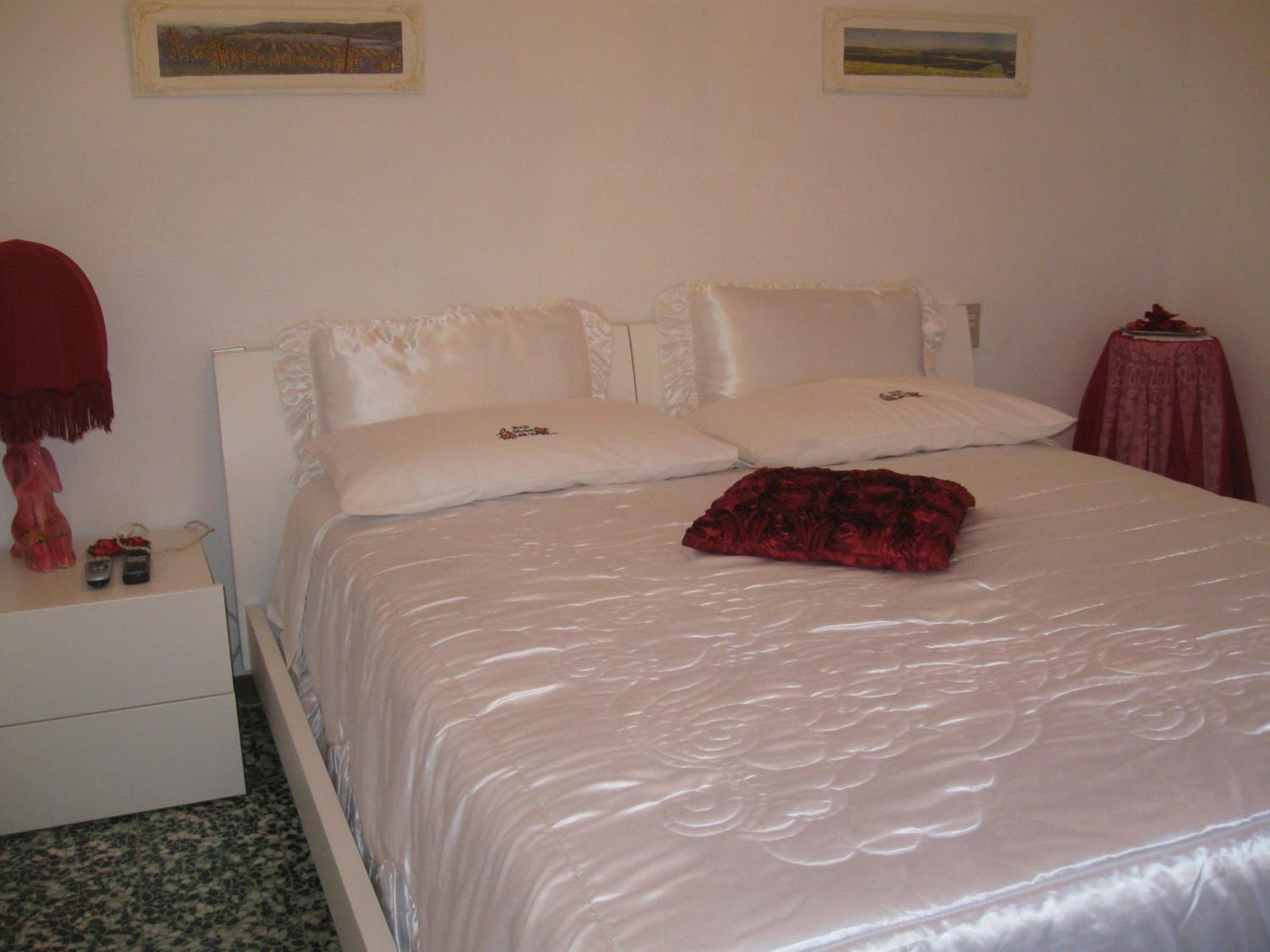 Double or Twin Room with Private Bathroom - Photo 12