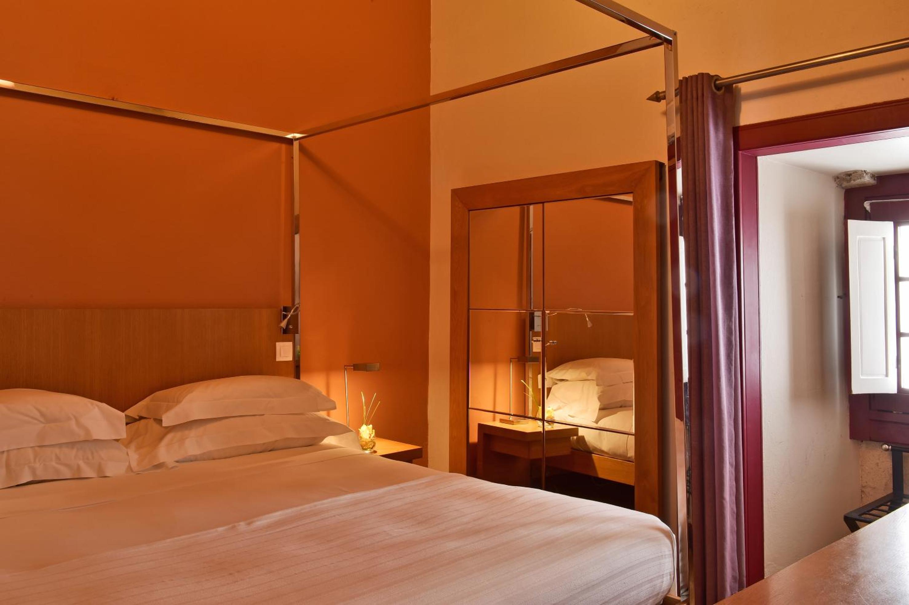 Classic Double or Twin Room - Castle thumbnail 6
