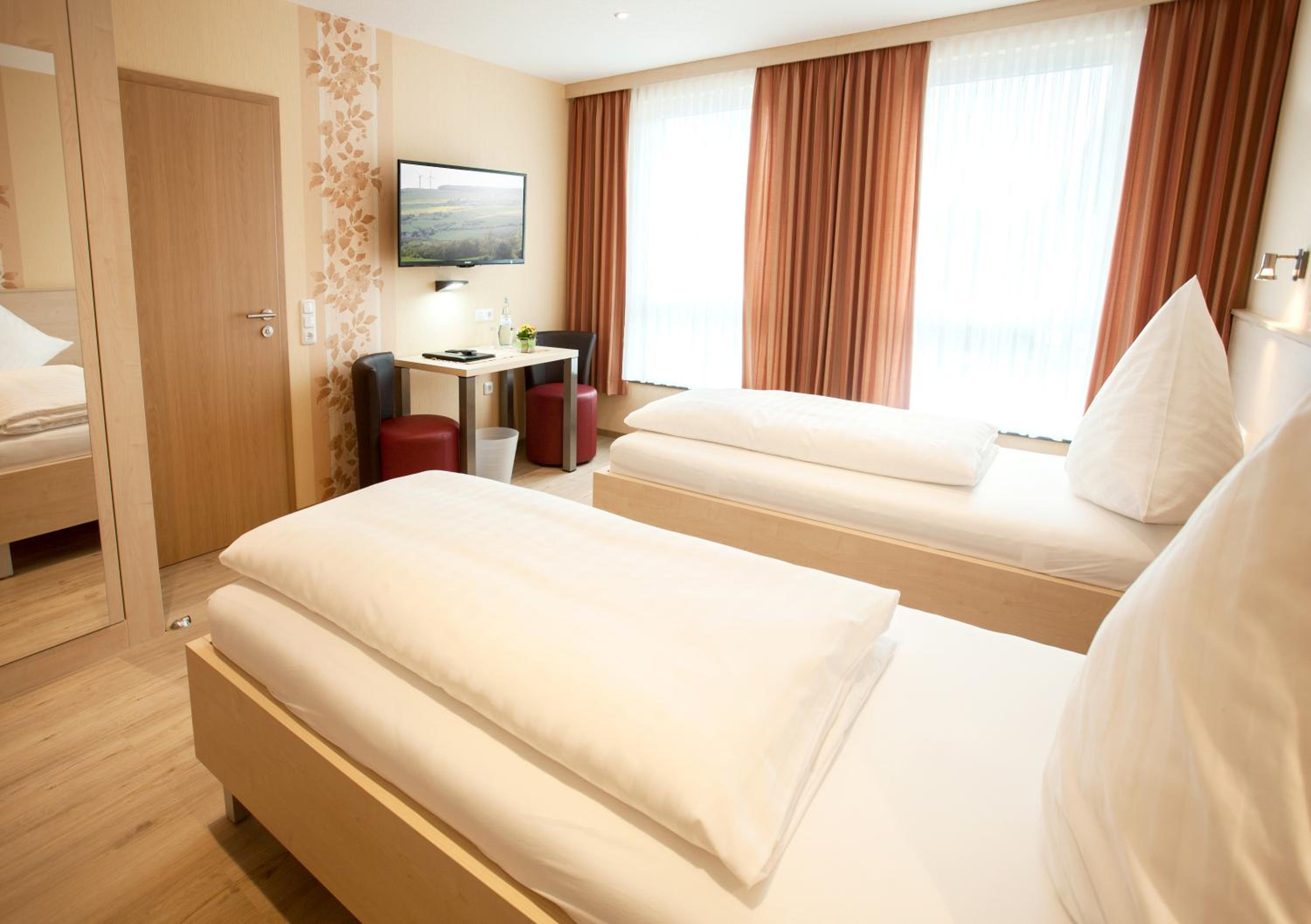 Standard Double Room - Photo 11