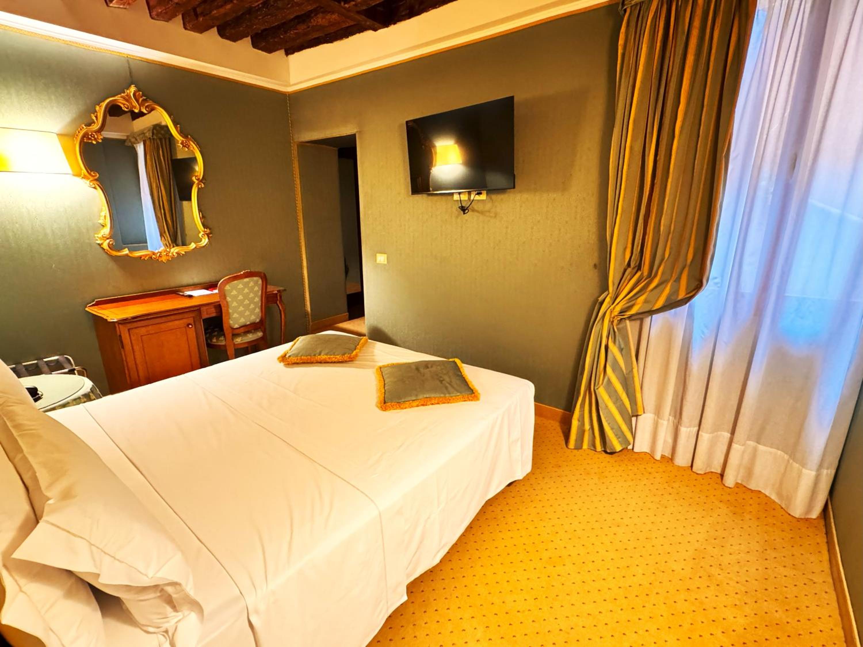 Superior Quadruple Room thumbnail 6
