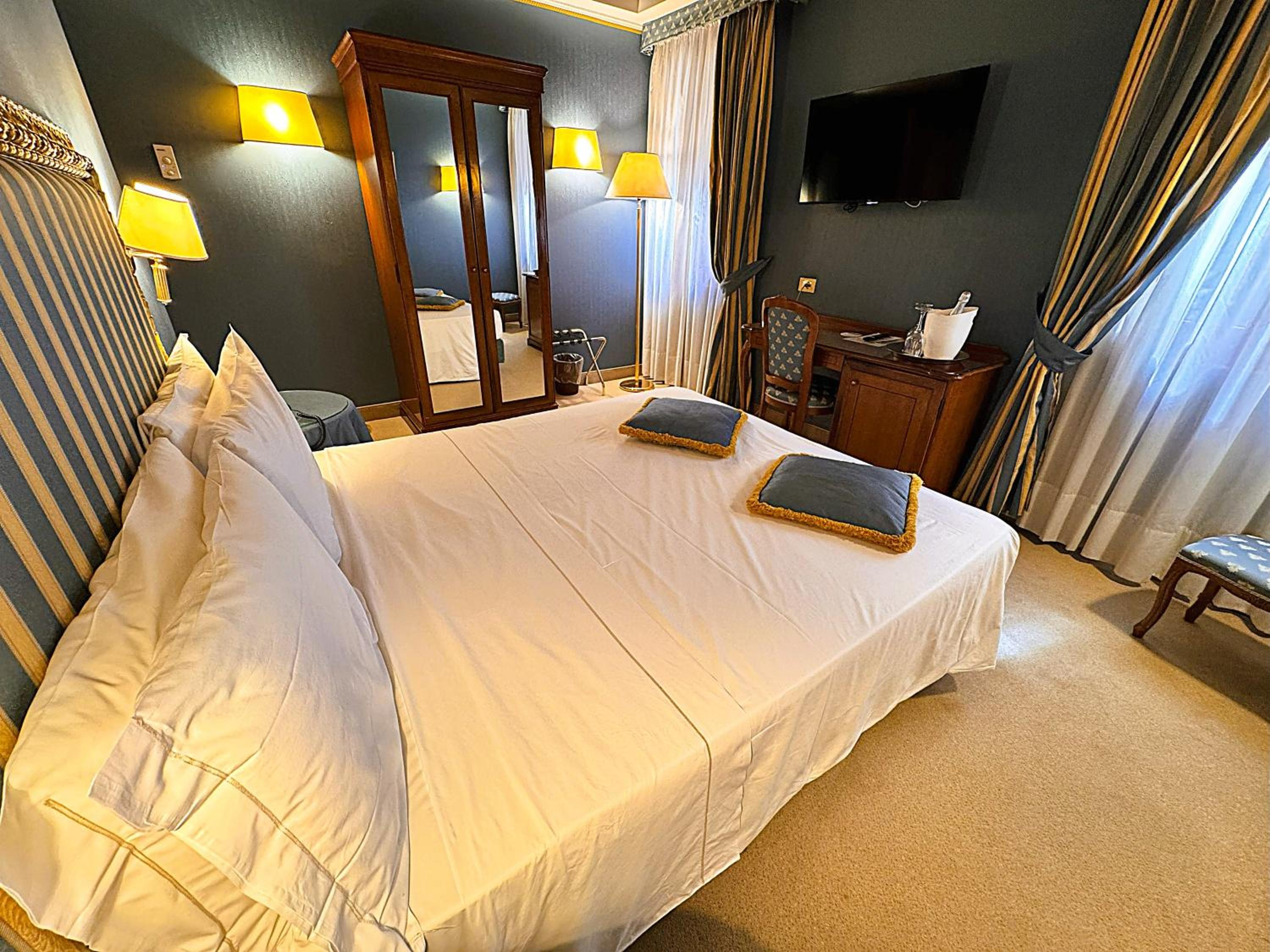 Superior Triple Room thumbnail 6