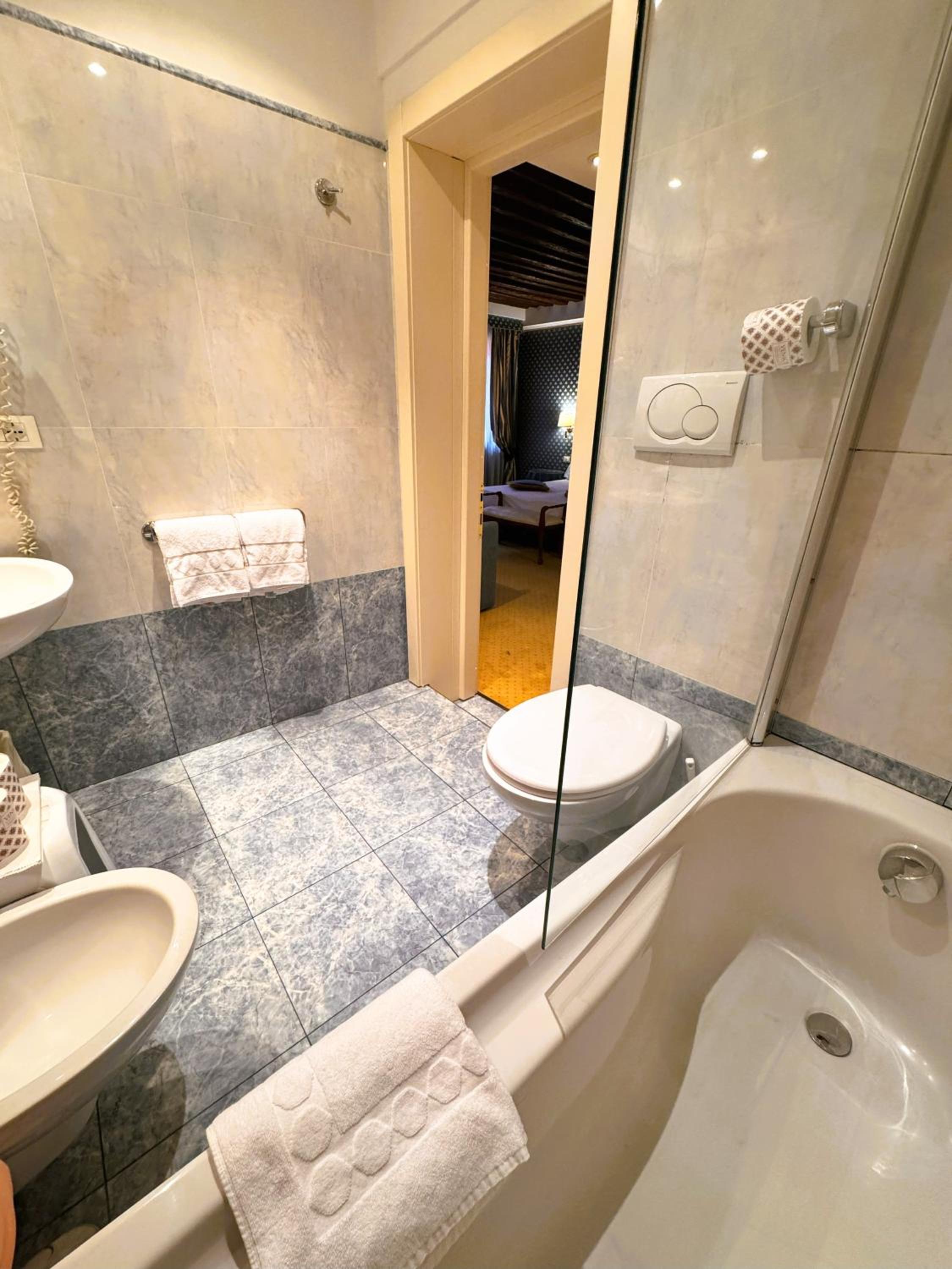 Superior Double or Twin Room thumbnail 5