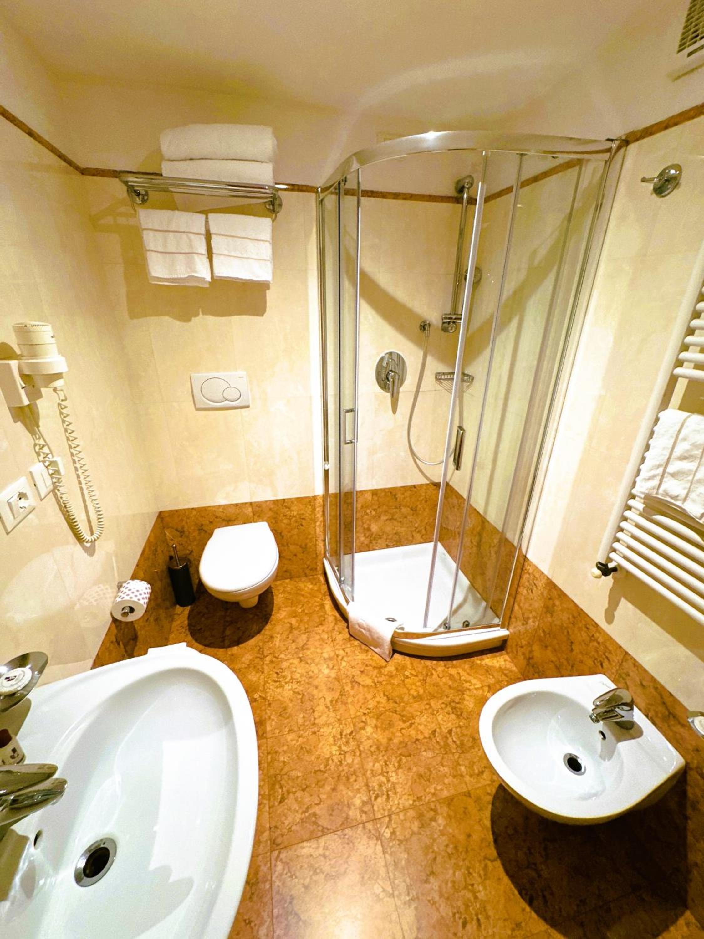 Economy Double Room thumbnail 6