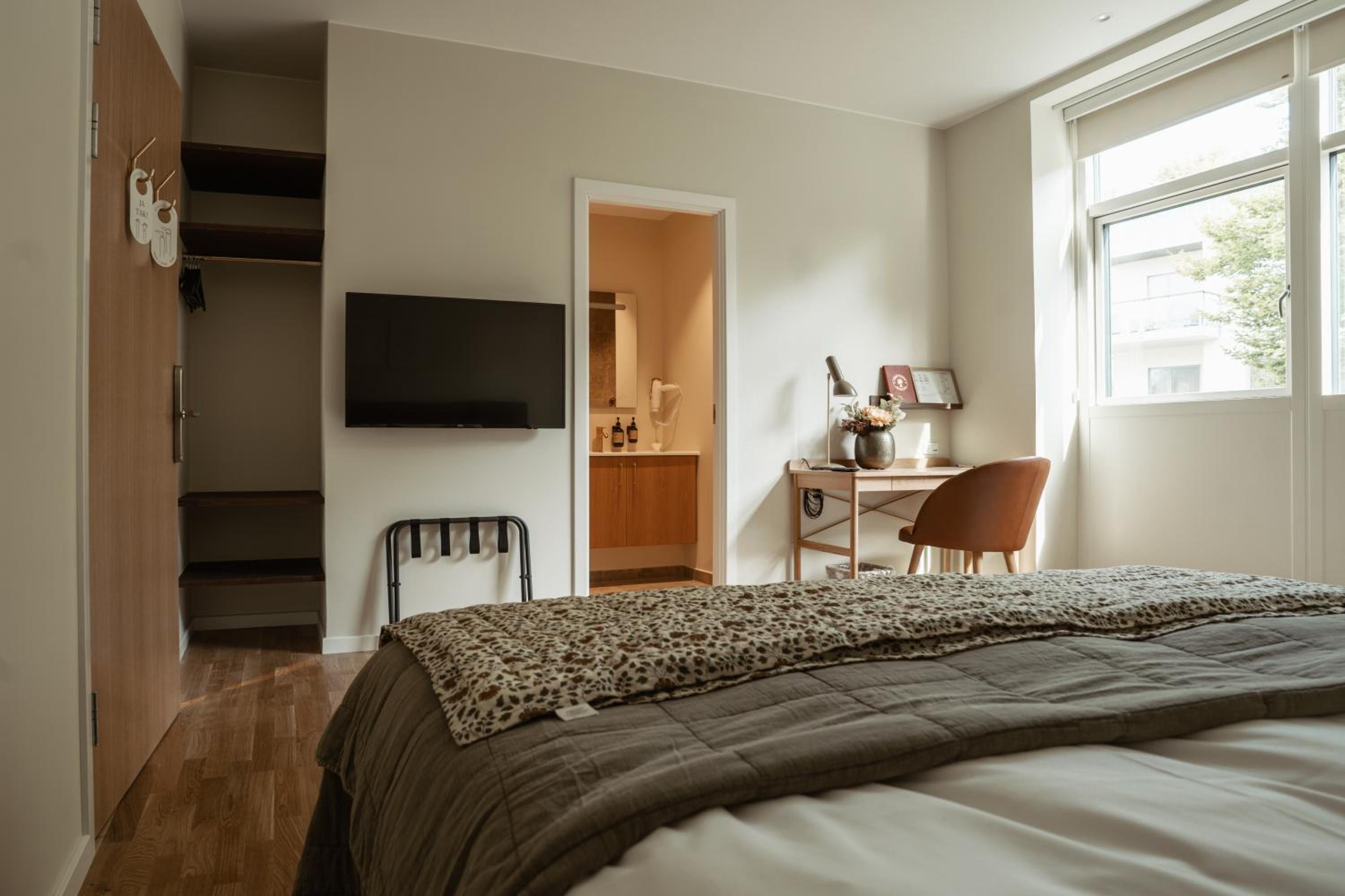 Large Double Room - Photo 17