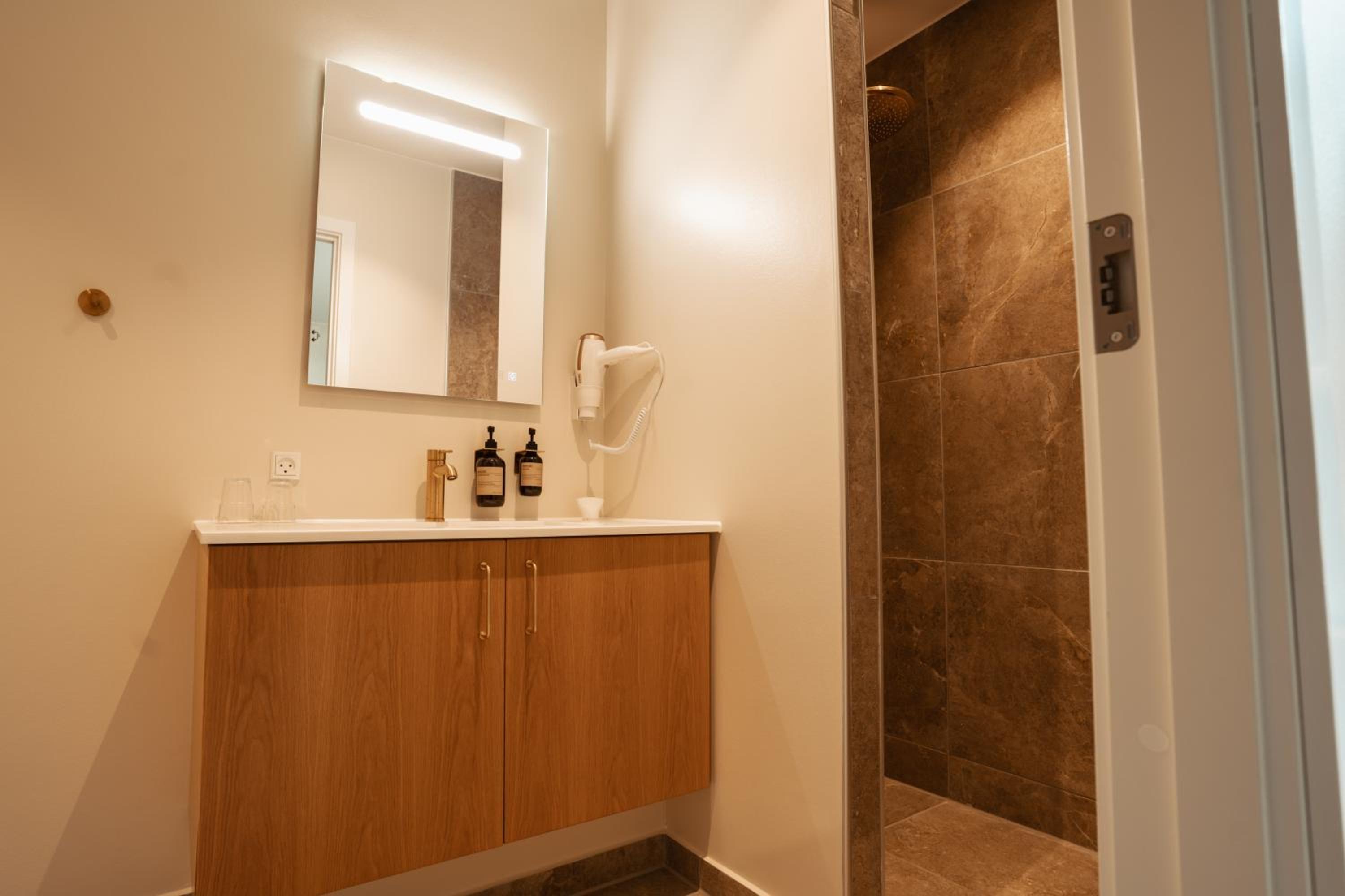 Large Double Room - Photo 2