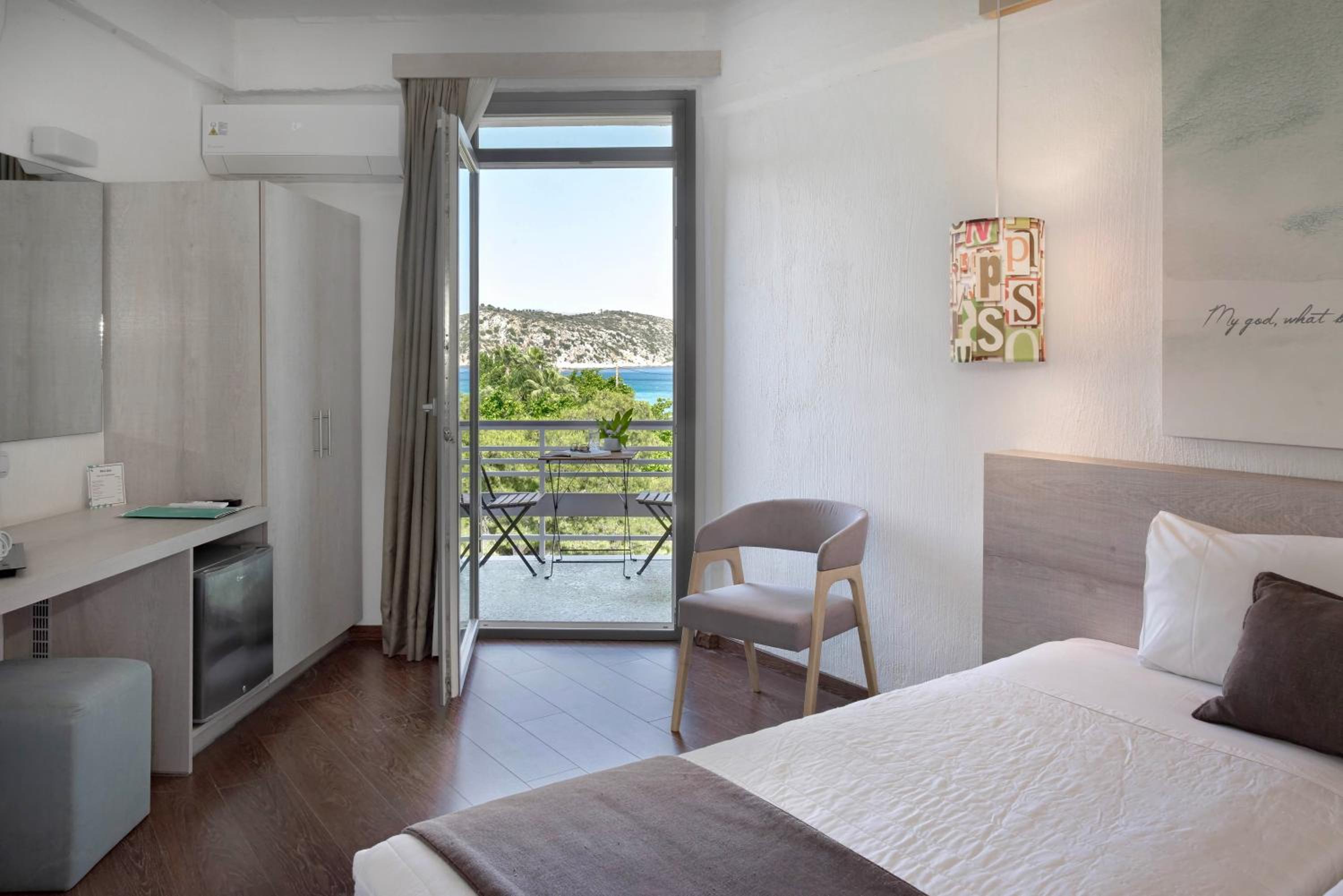 Double or Twin Room with Sea View - Photo 6