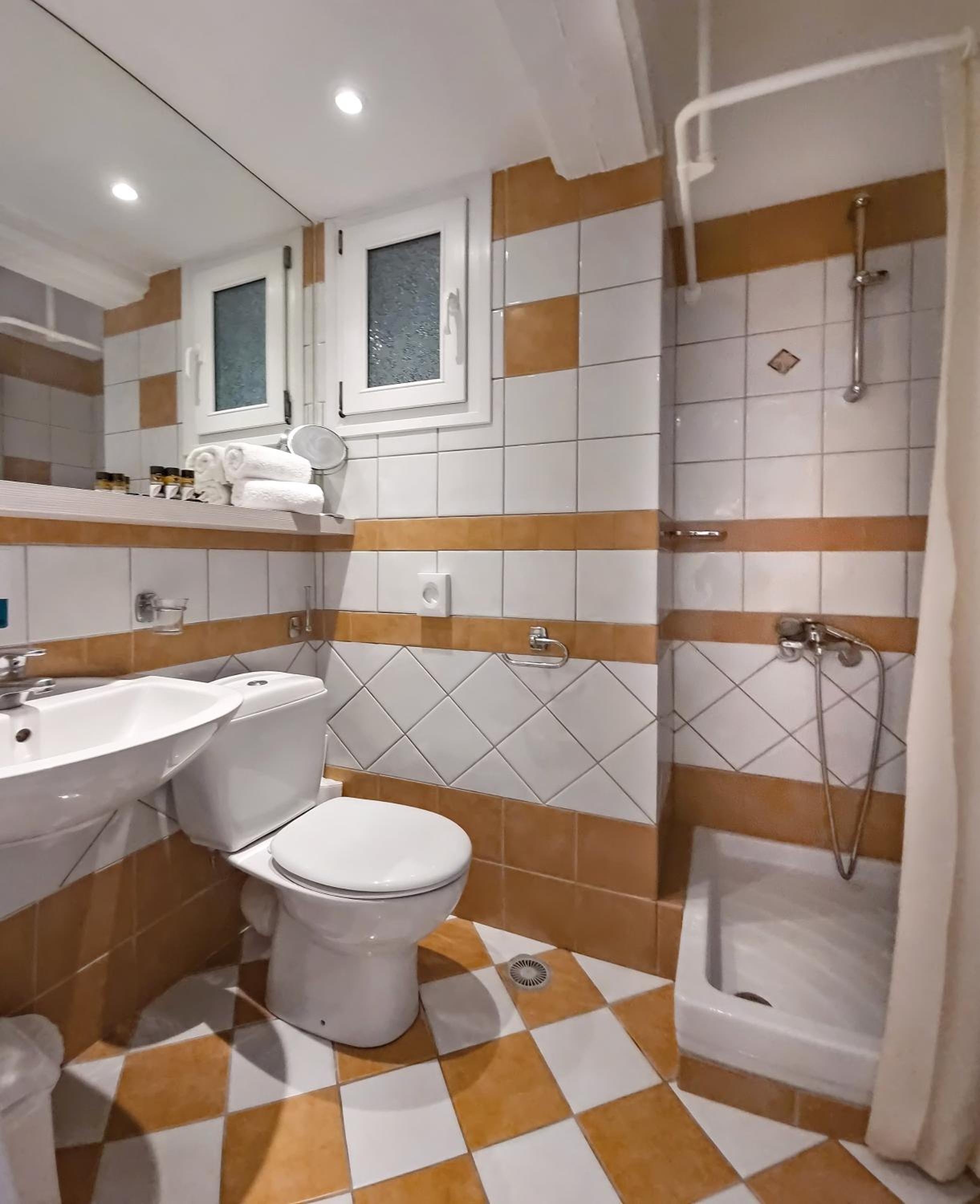 Double or Twin Room with Sea View - Photo 8