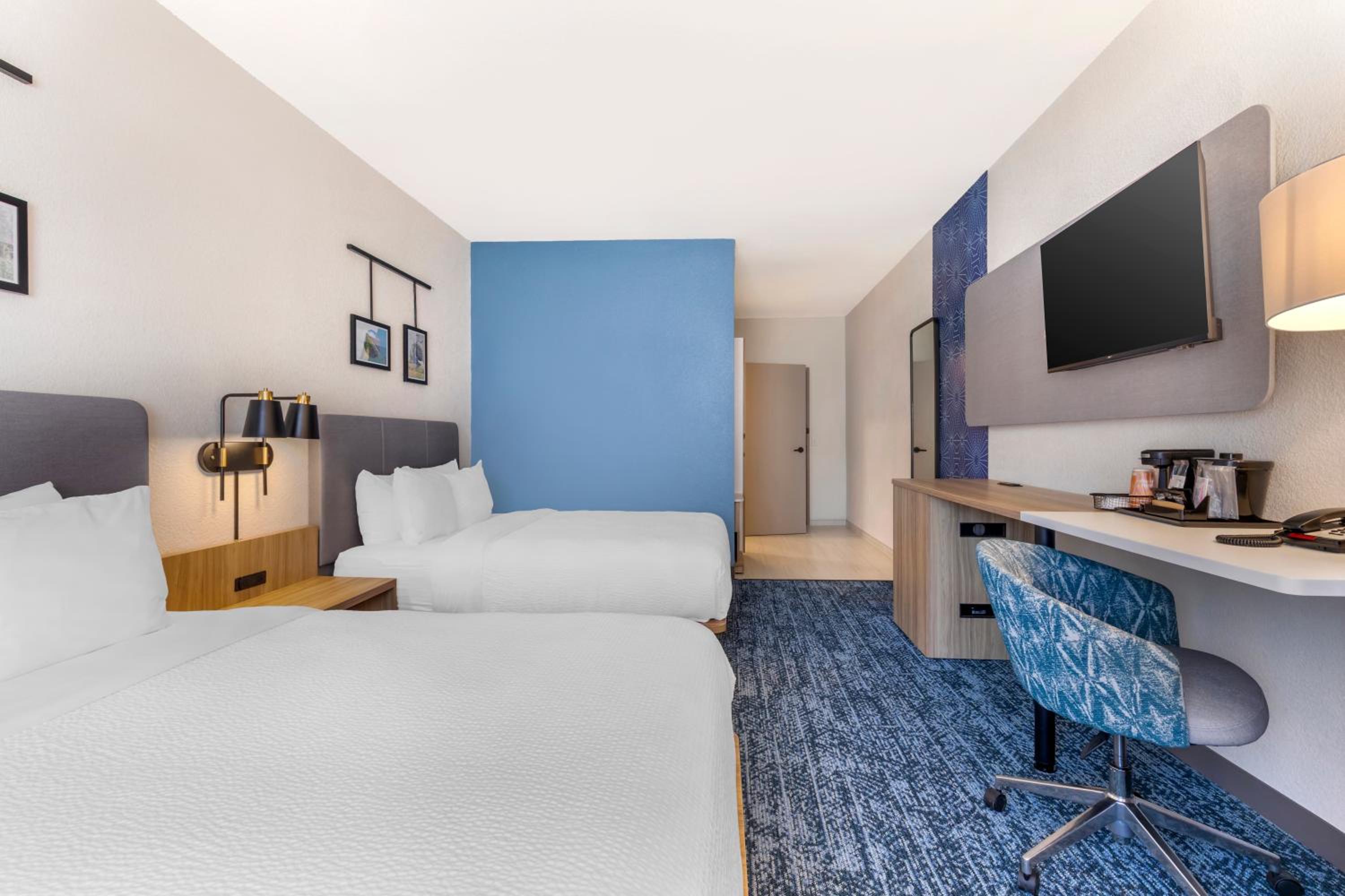 Quadruple Room with Two Queen Beds and Tub - Disability Access/Non Smoking