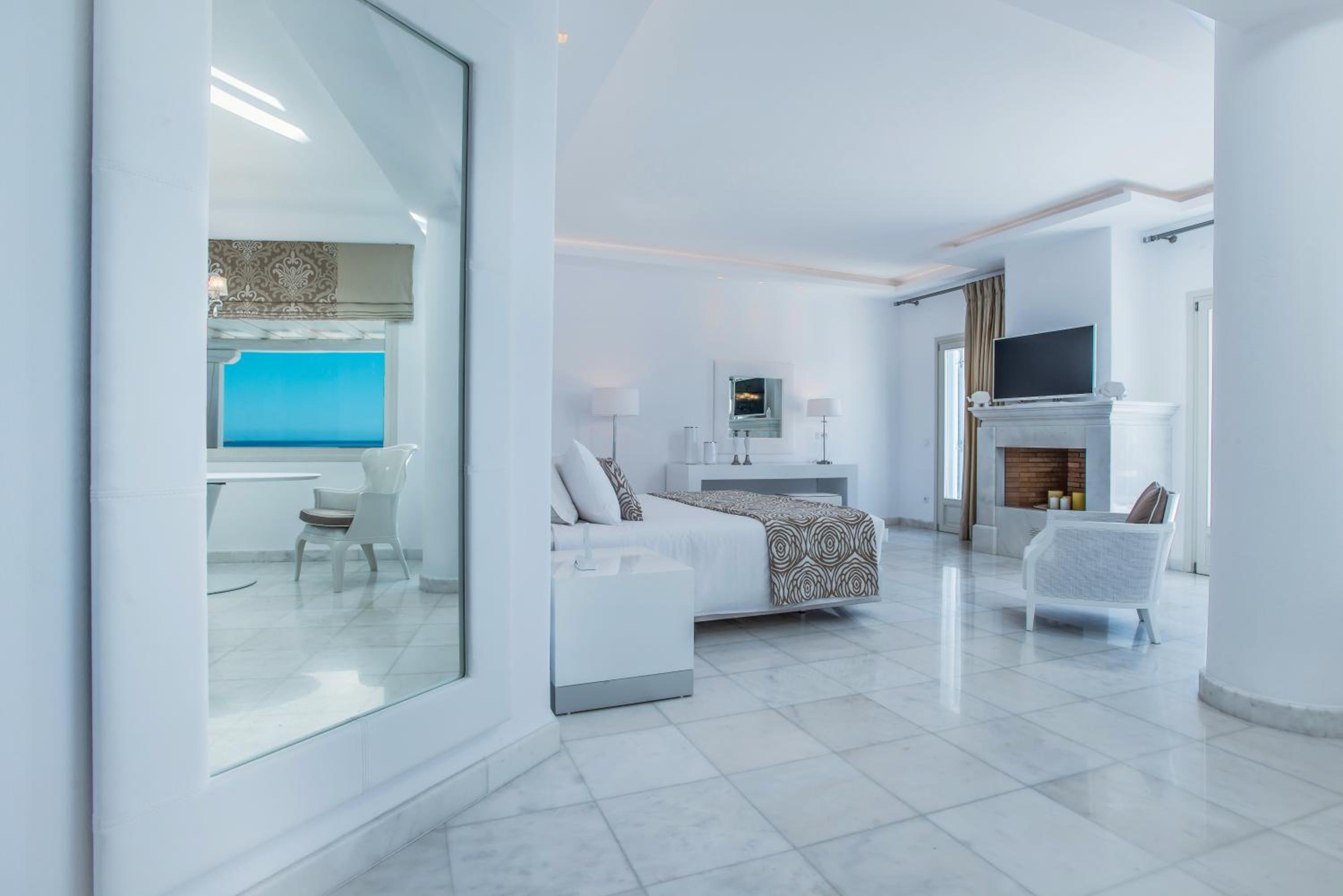 Grand Suite with Sea View and Outdoor Hot Tub - Photo 8