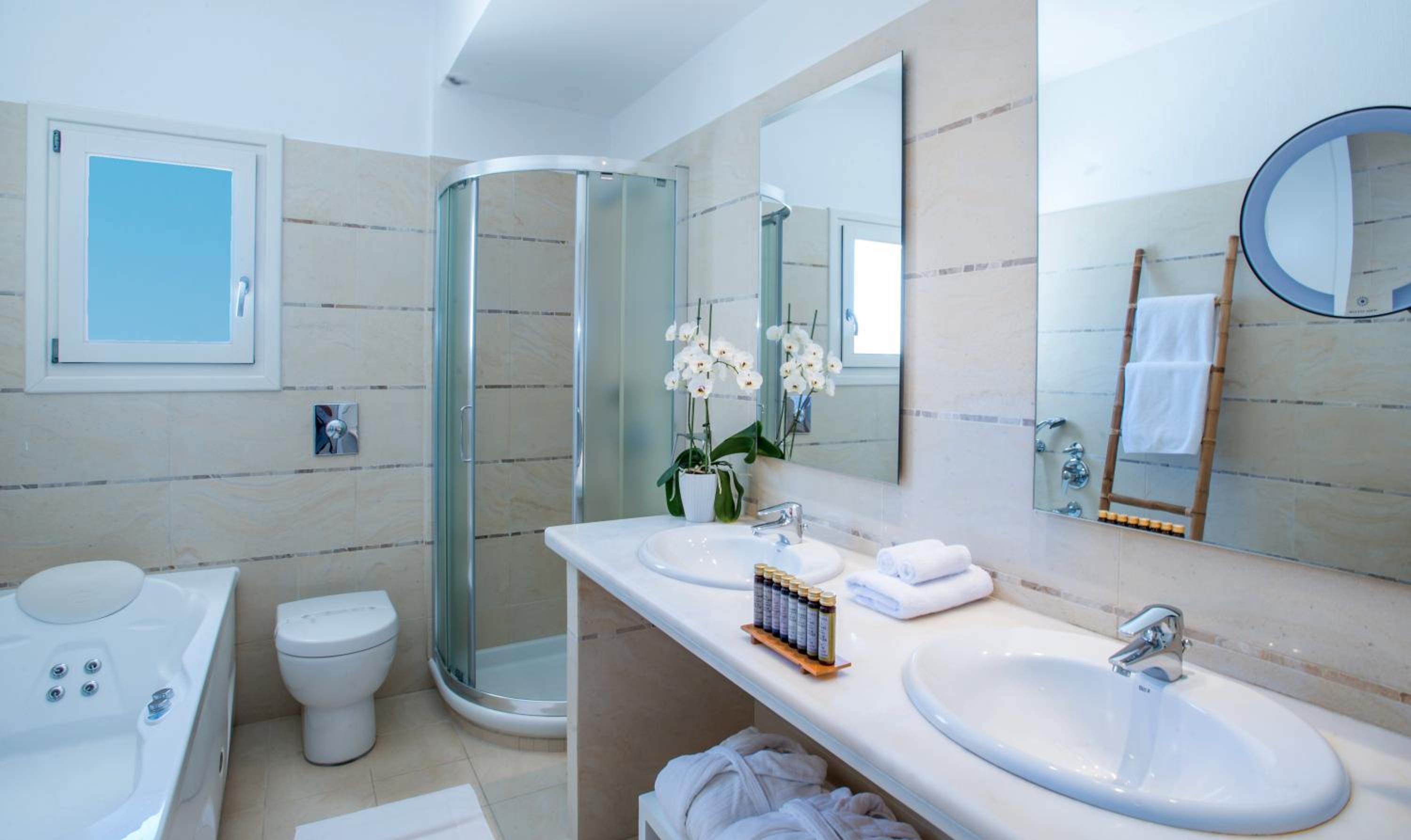Grand Suite with Sea View and Outdoor Hot Tub - Photo 9
