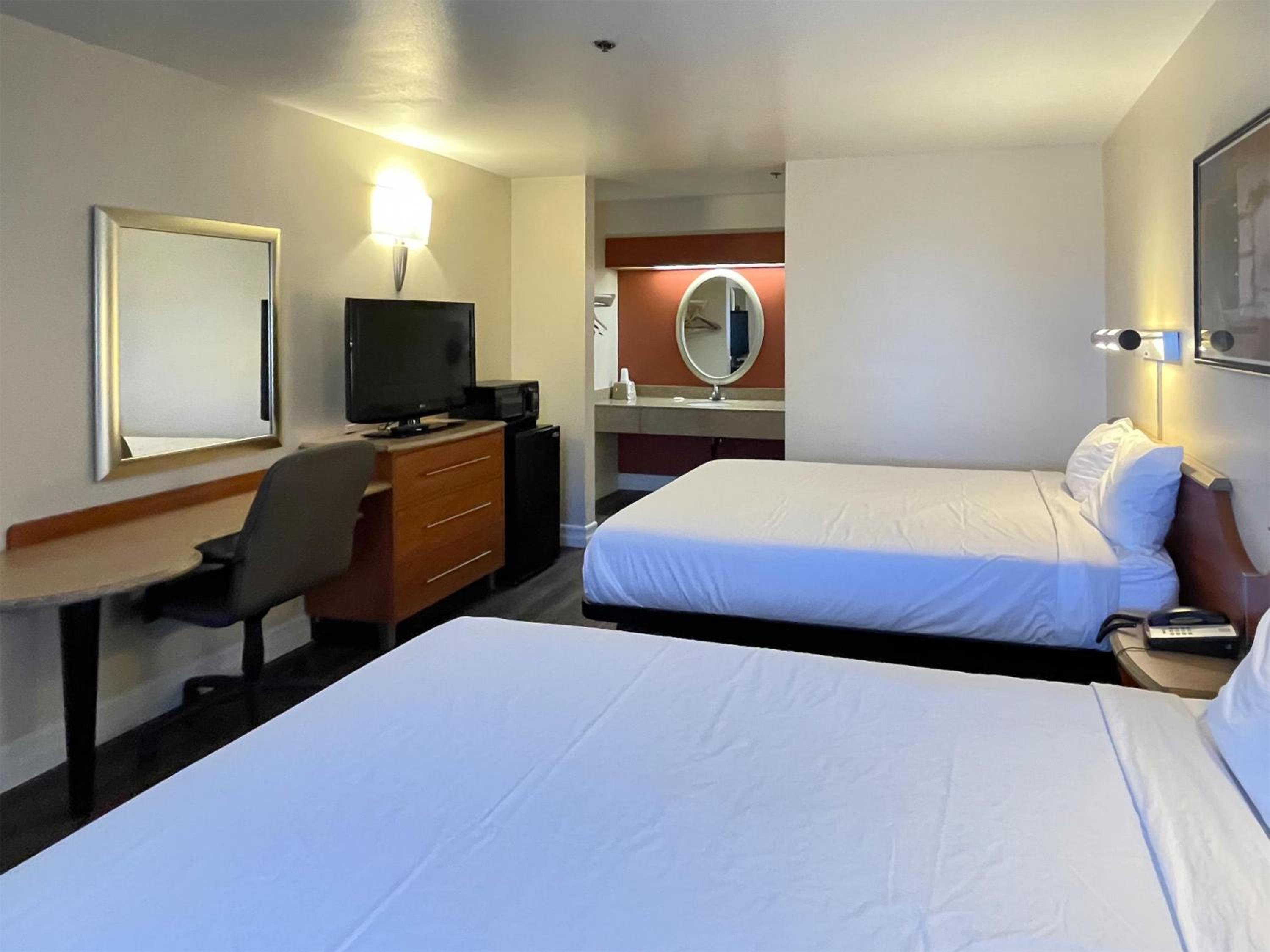 Queen Suite - Non-Smoking - Photo 2