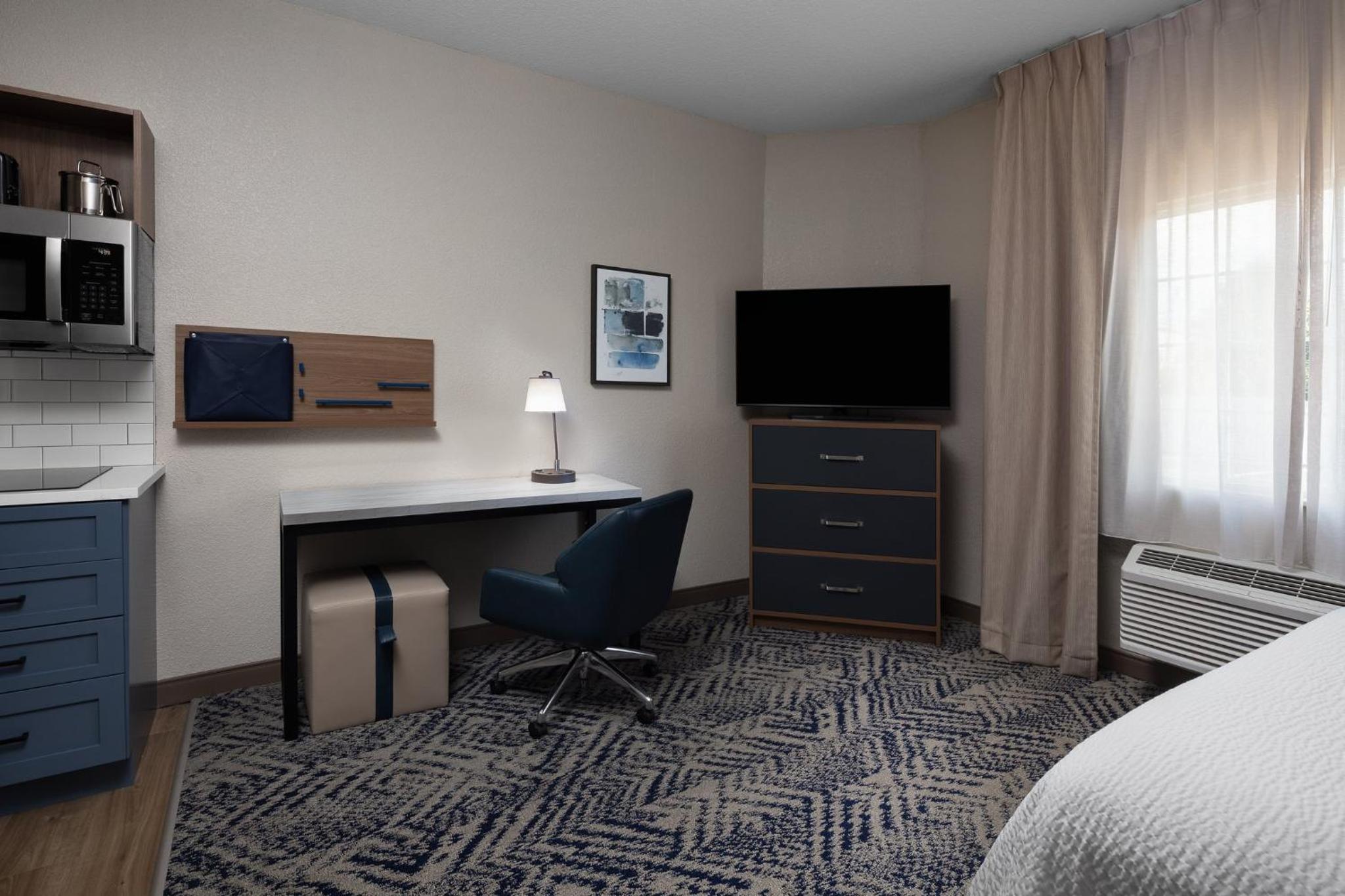 Queen Studio Suite - Photo 4