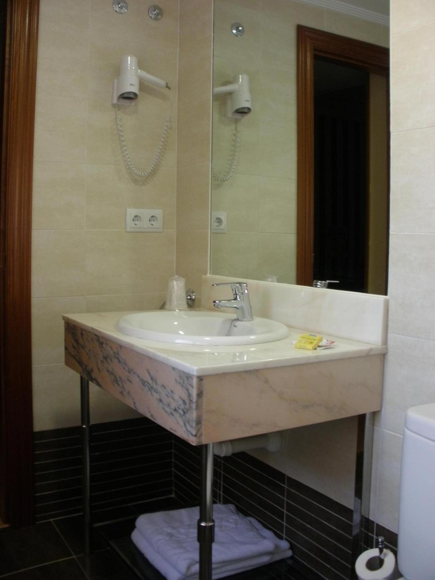 Double or Twin Room - Photo 5