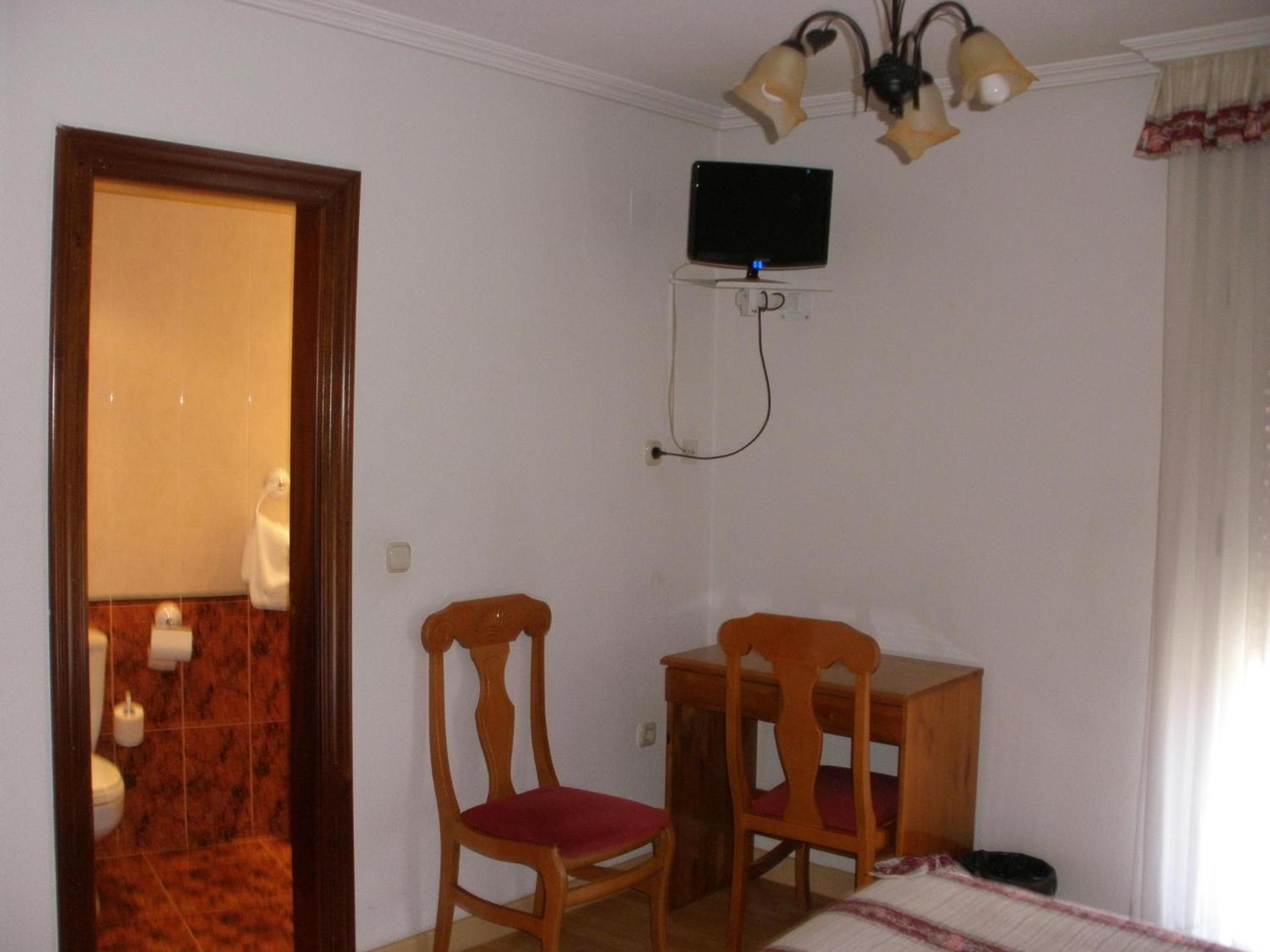 Double or Twin Room - Photo 7