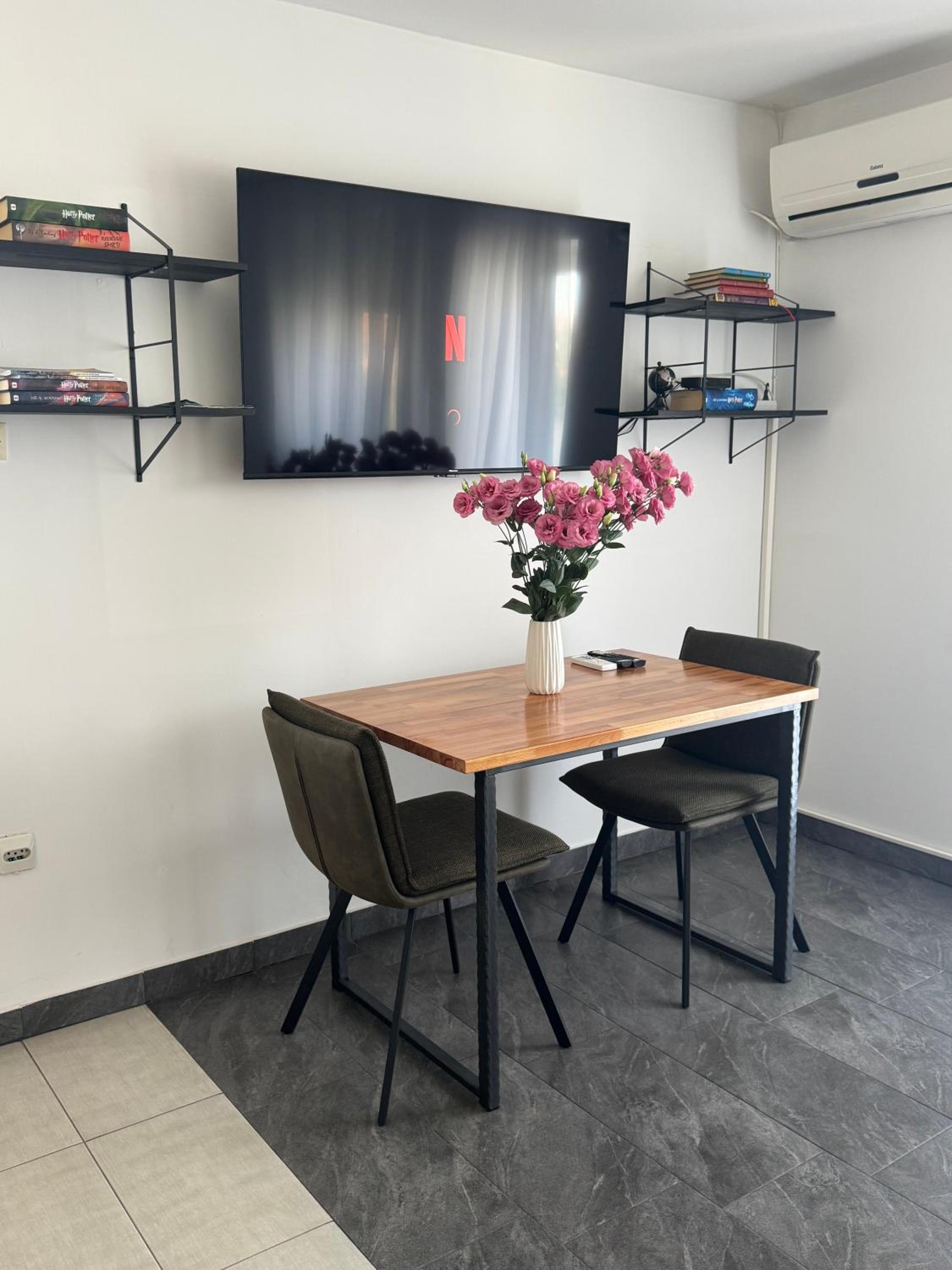 One-Bedroom Apartment with Balcony photo 2