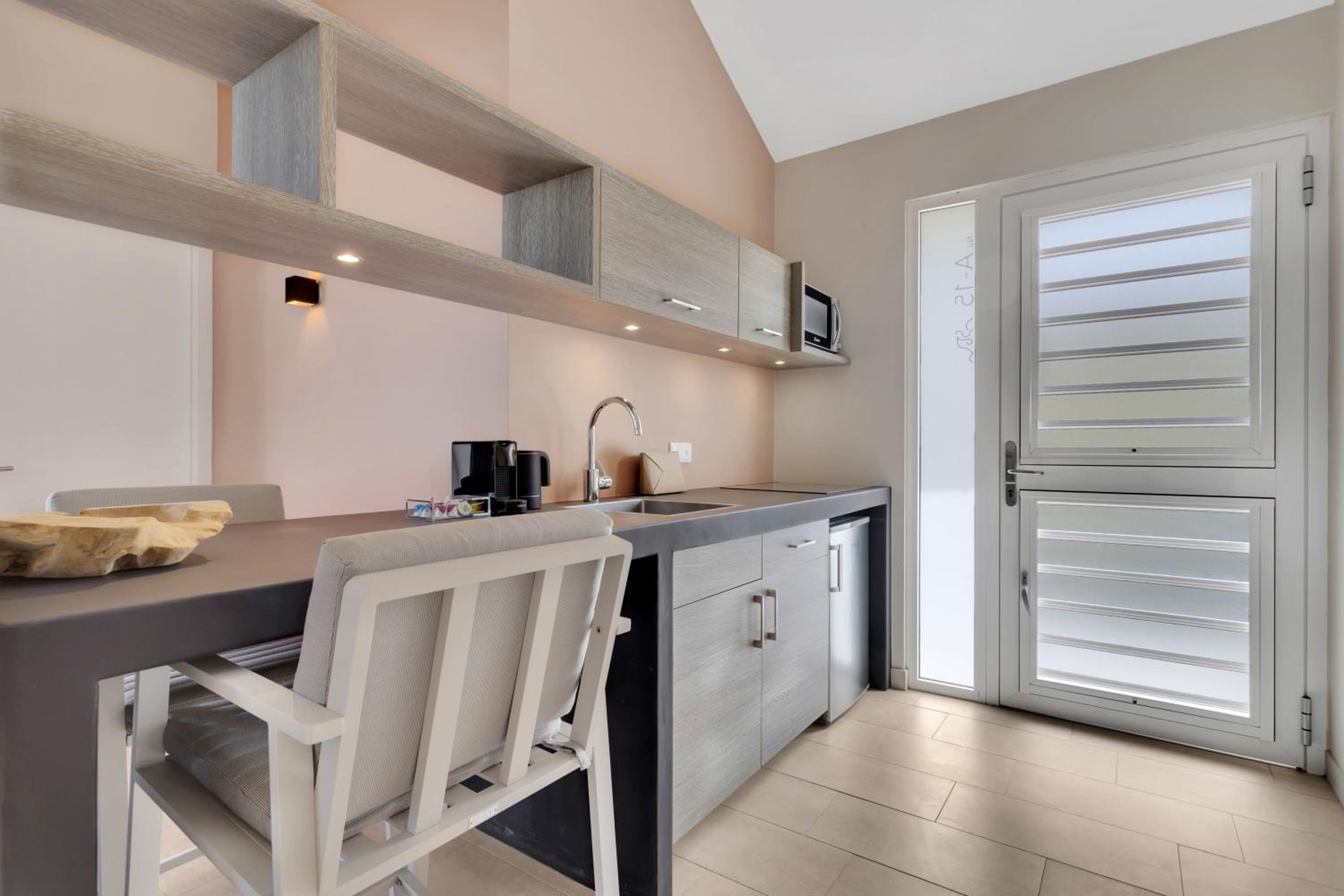 One Bedroom Apartment with One King Bed - Premium Location