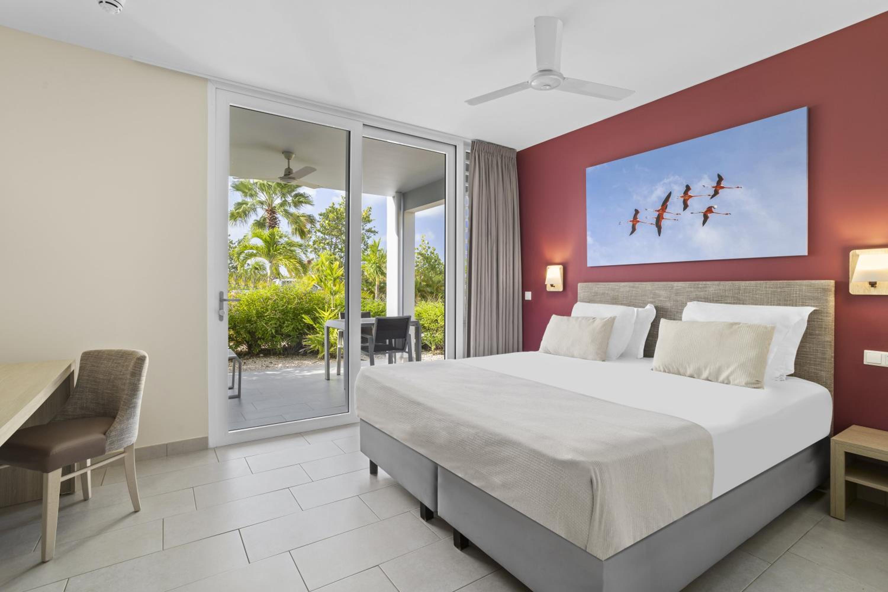 King Room with Roll-In Shower - Mobility Access