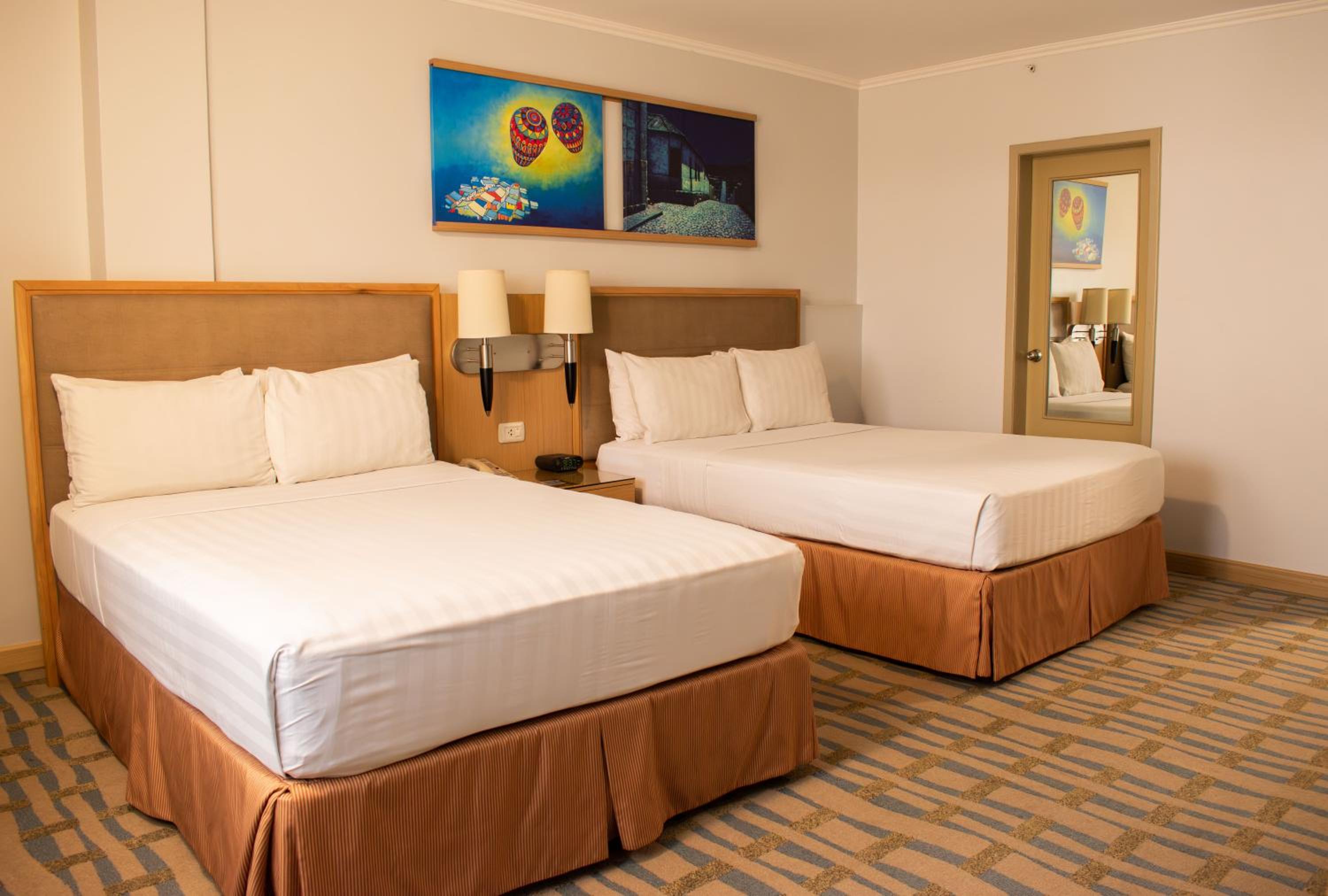 Deluxe Queen Room with One Queen and One Double Bed - Non-Smoking - Photo 2