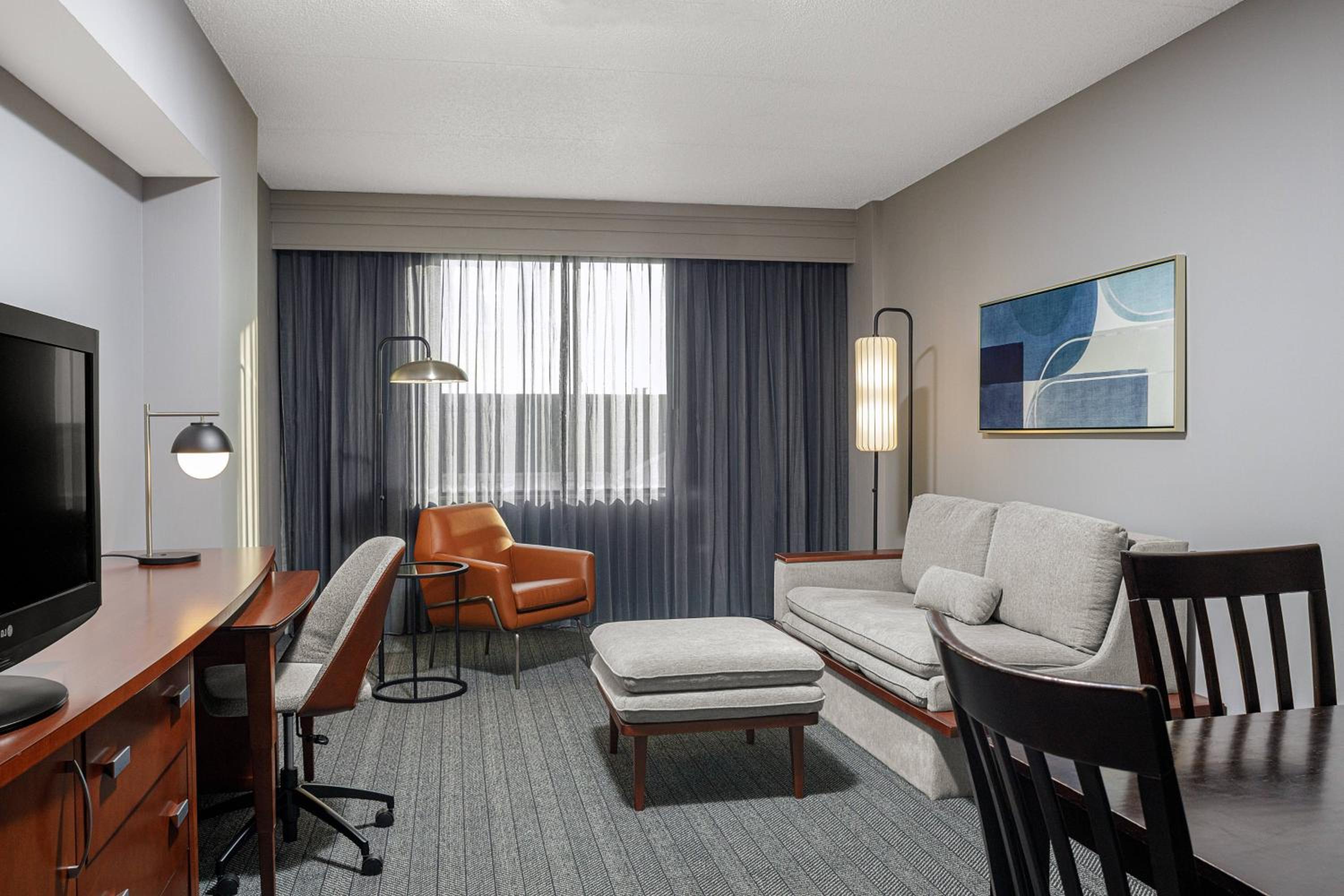 One-Bedroom King Suite with Sofa Bed photo 2