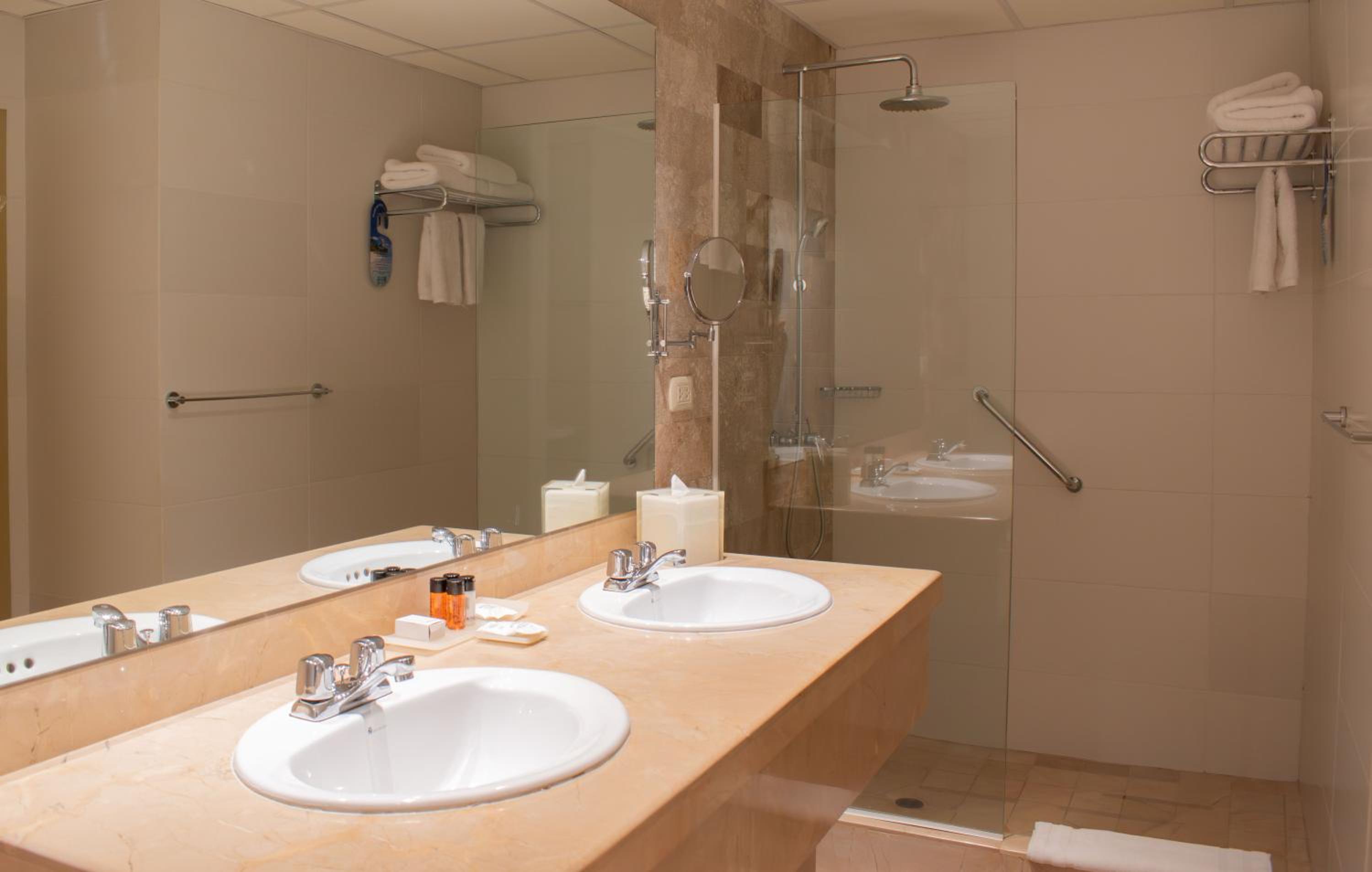 Double Suite with Two Double Beds - Non-Smoking photo 2