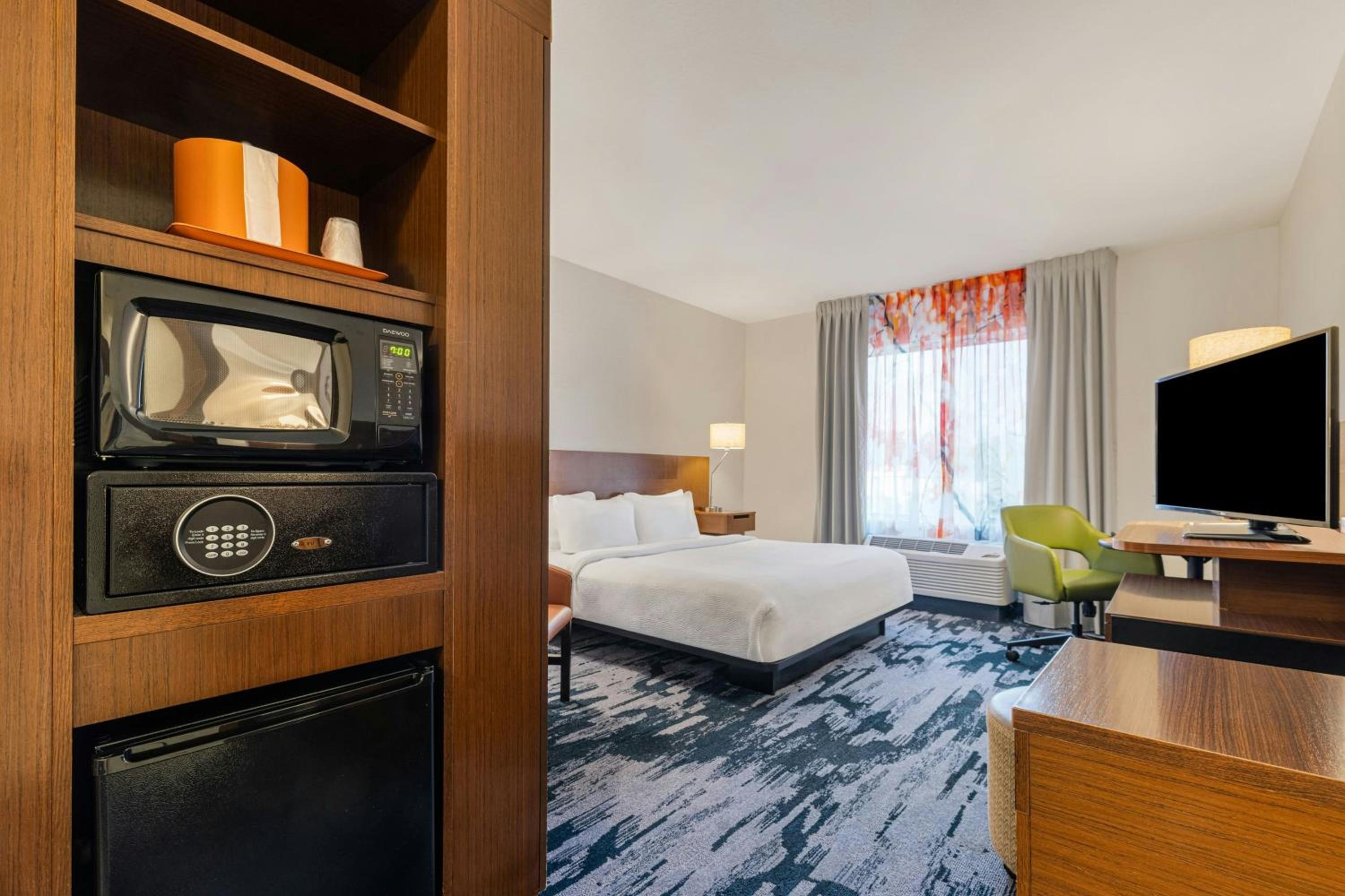 King Room with Roll-In Shower - Mobility Access/Hearing Accessible