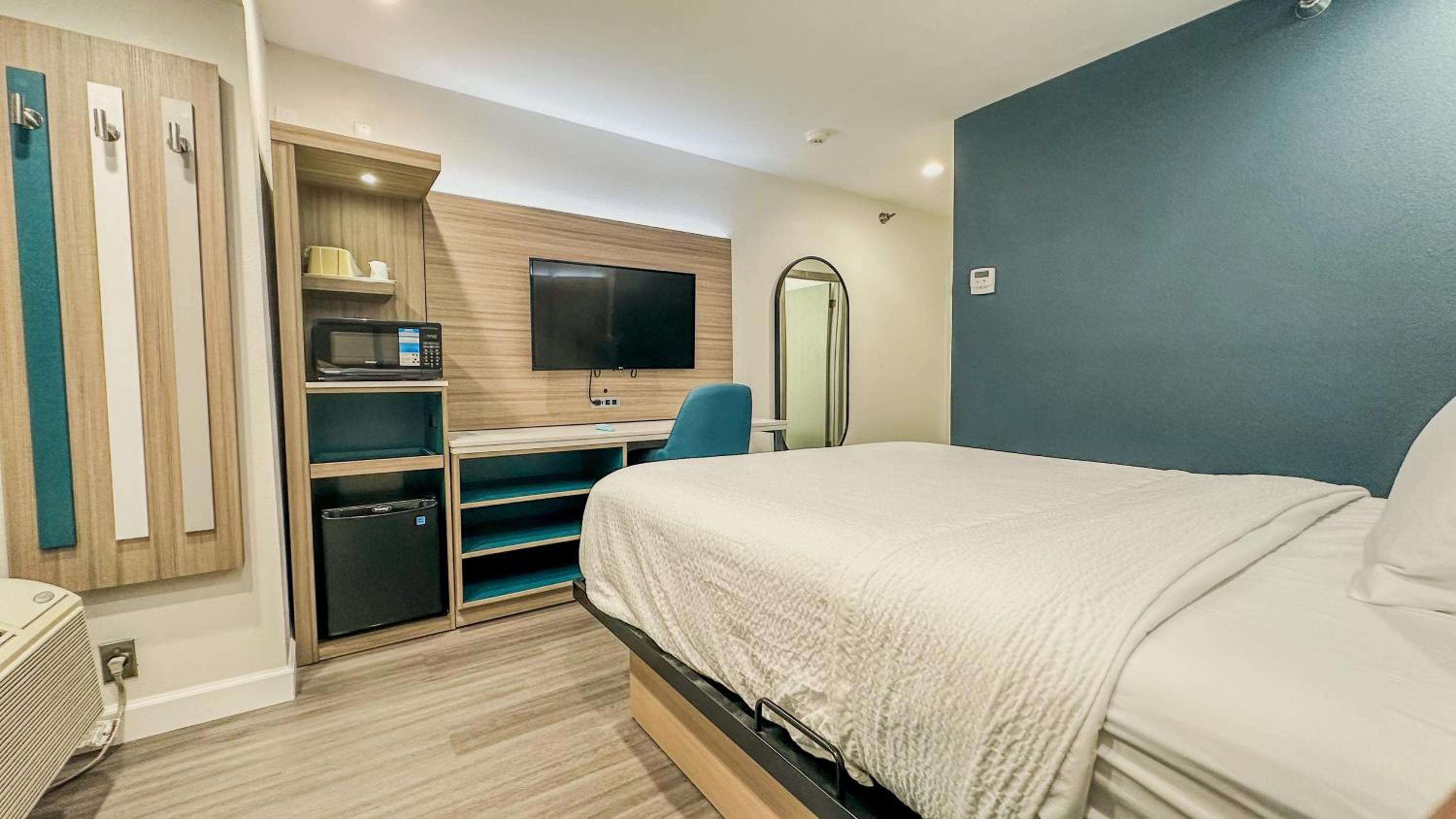 Queen Room with Walk-In Shower - Hearing Access/Non-Smoking - Photo 2