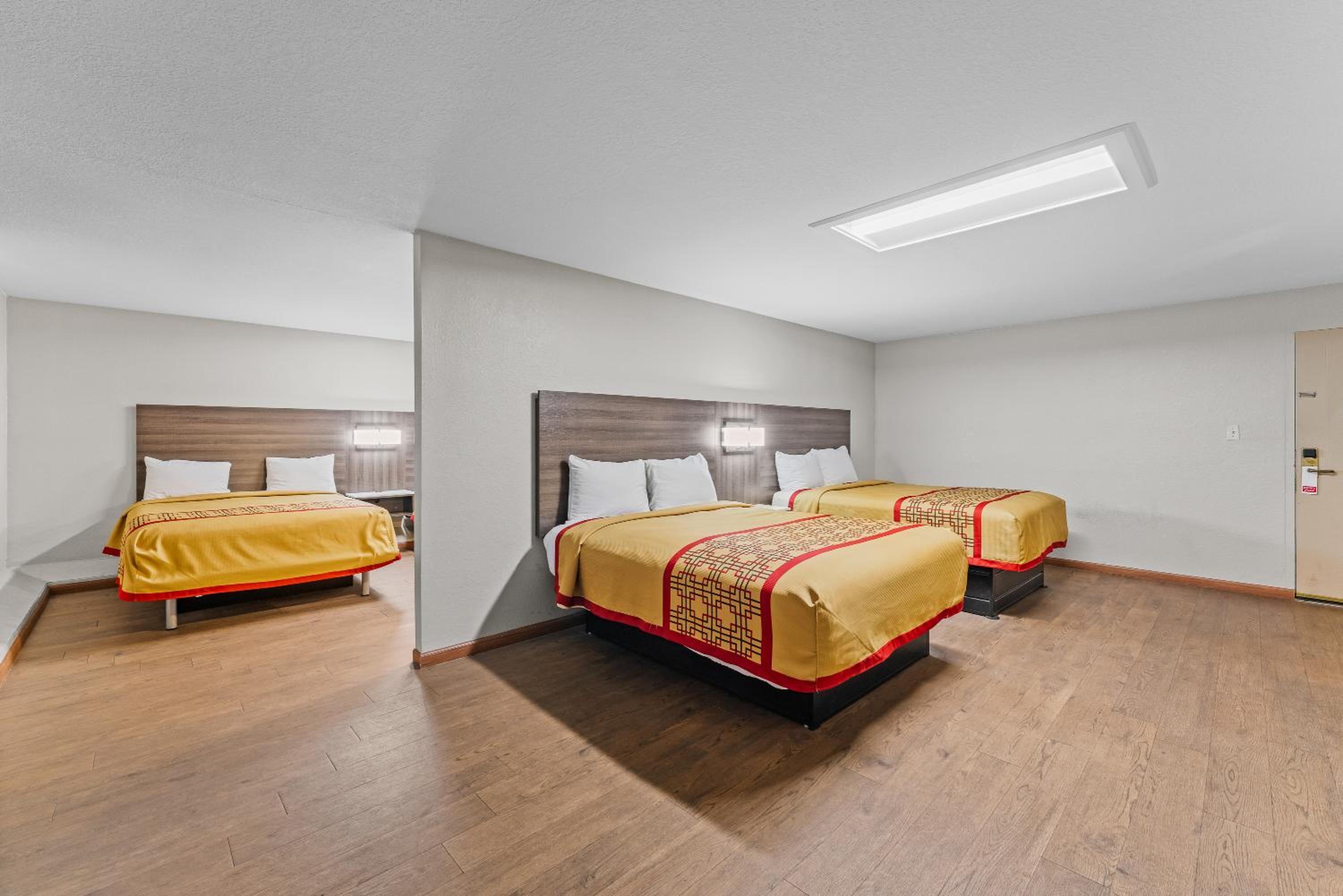 Standard 4 Queen Bed Non Smoking Room