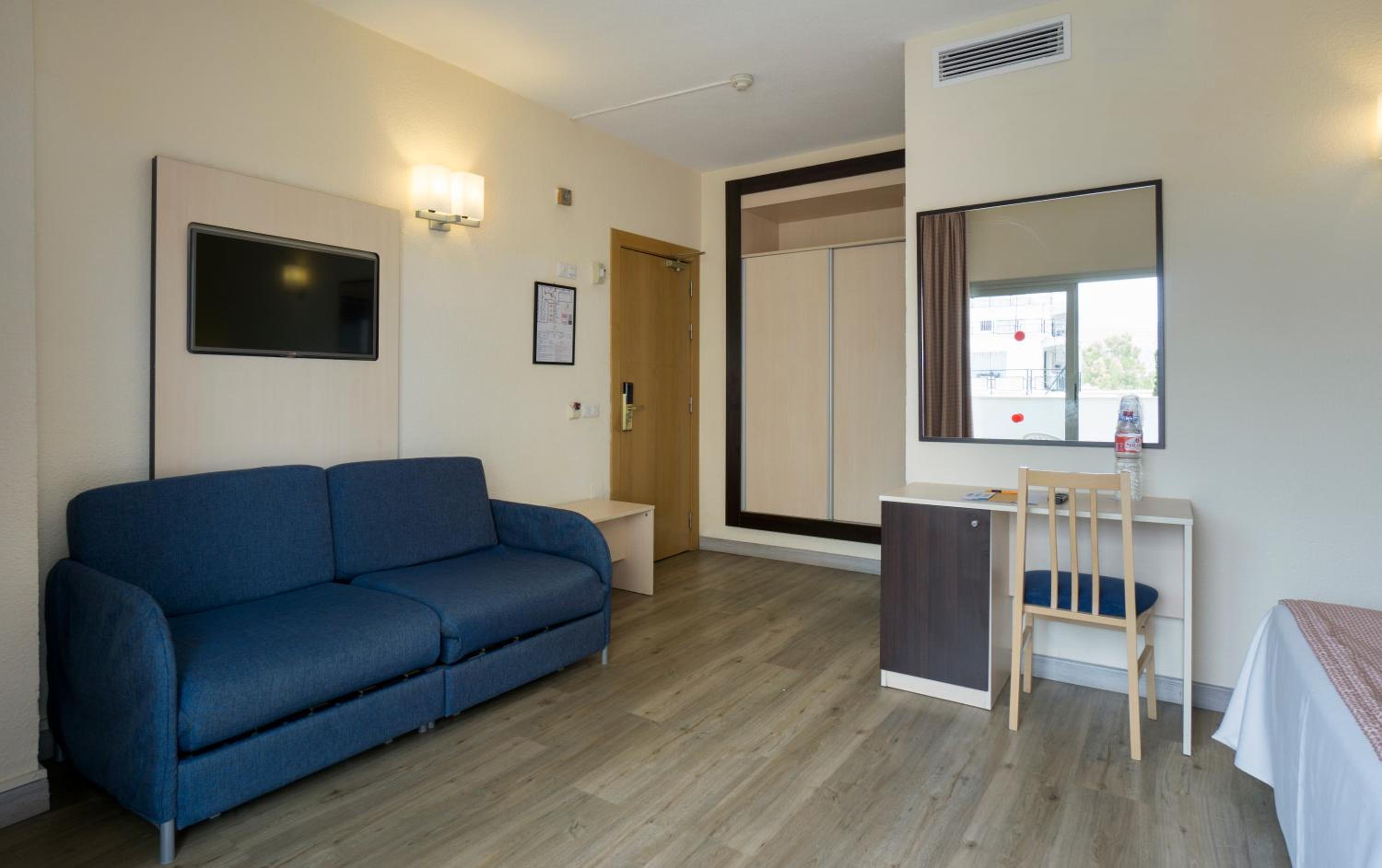 Family Room (3 Adults + 1 Child) photo 3