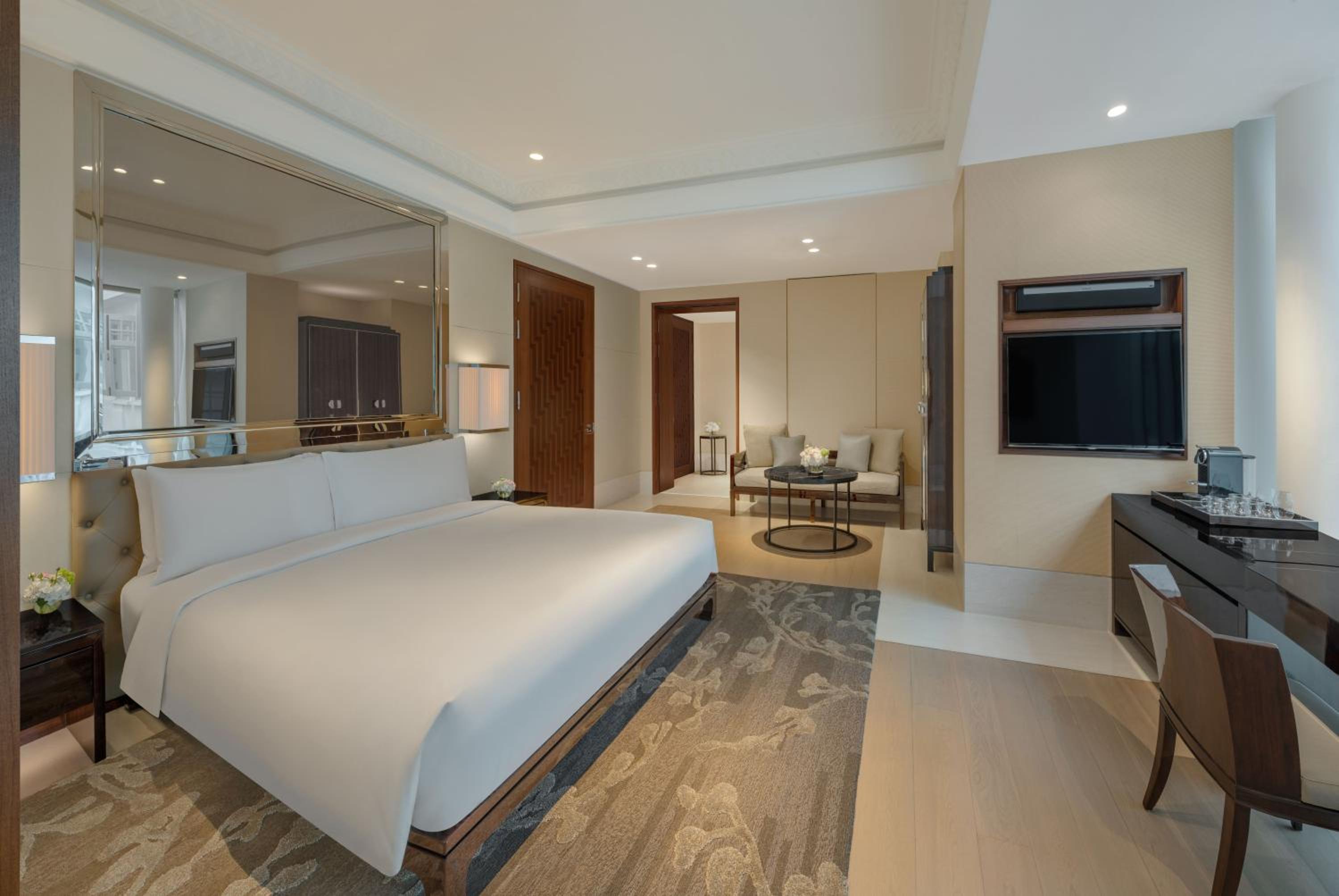 Grand Family Room thumbnail 6
