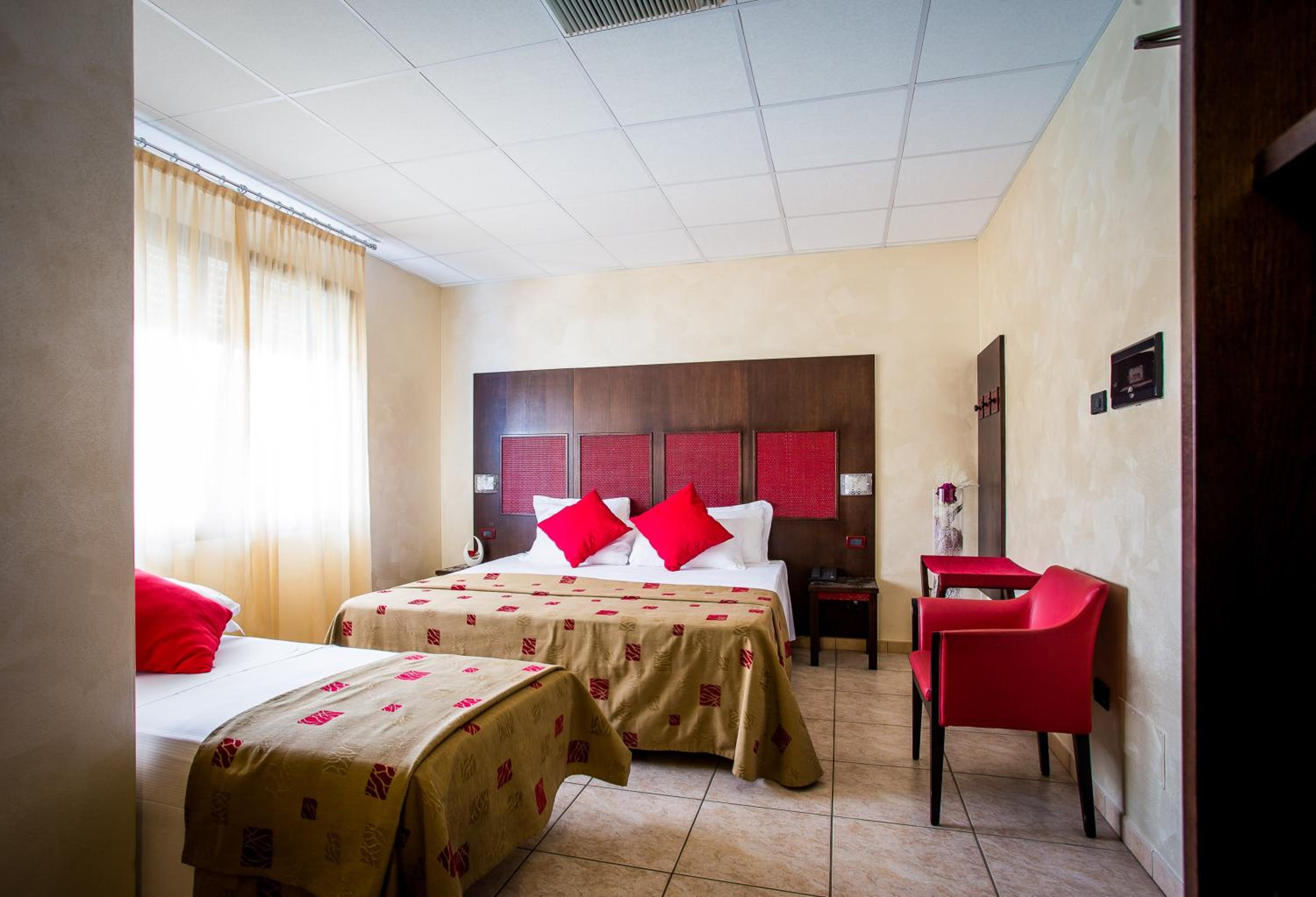 Deluxe Triple Room - Photo 1