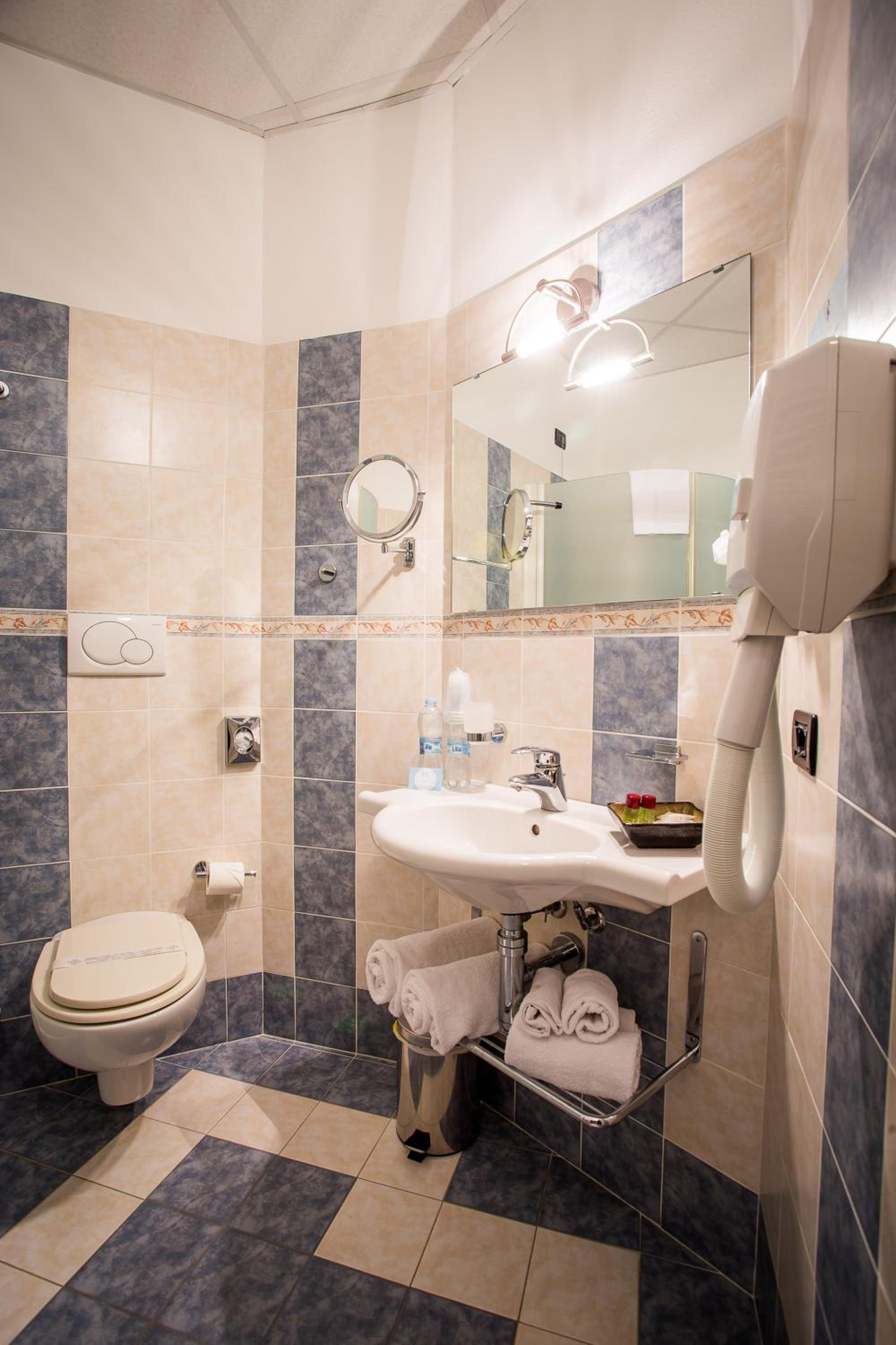 Deluxe Double or Twin Room - Photo 5