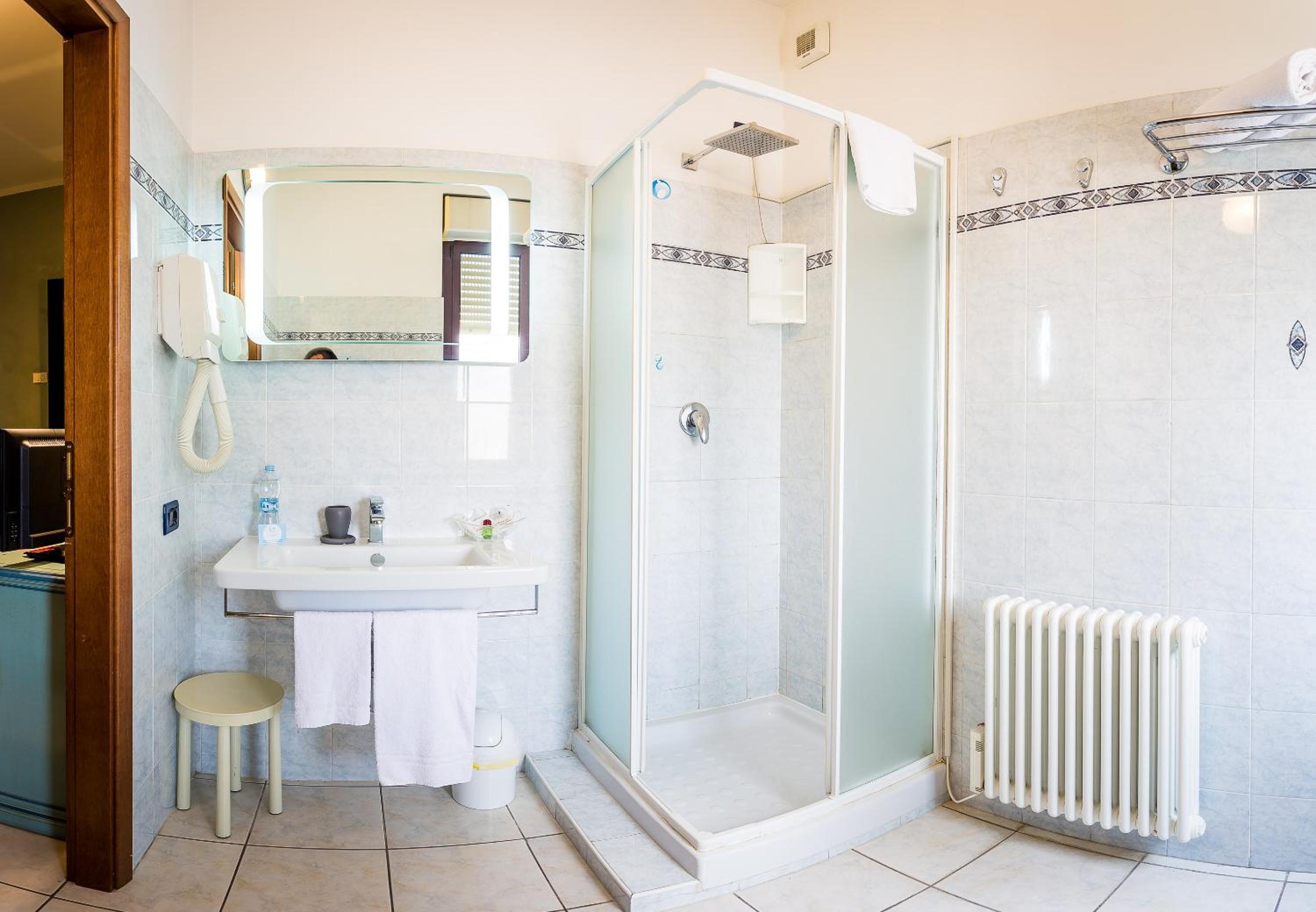 Double or Twin Room - Photo 4