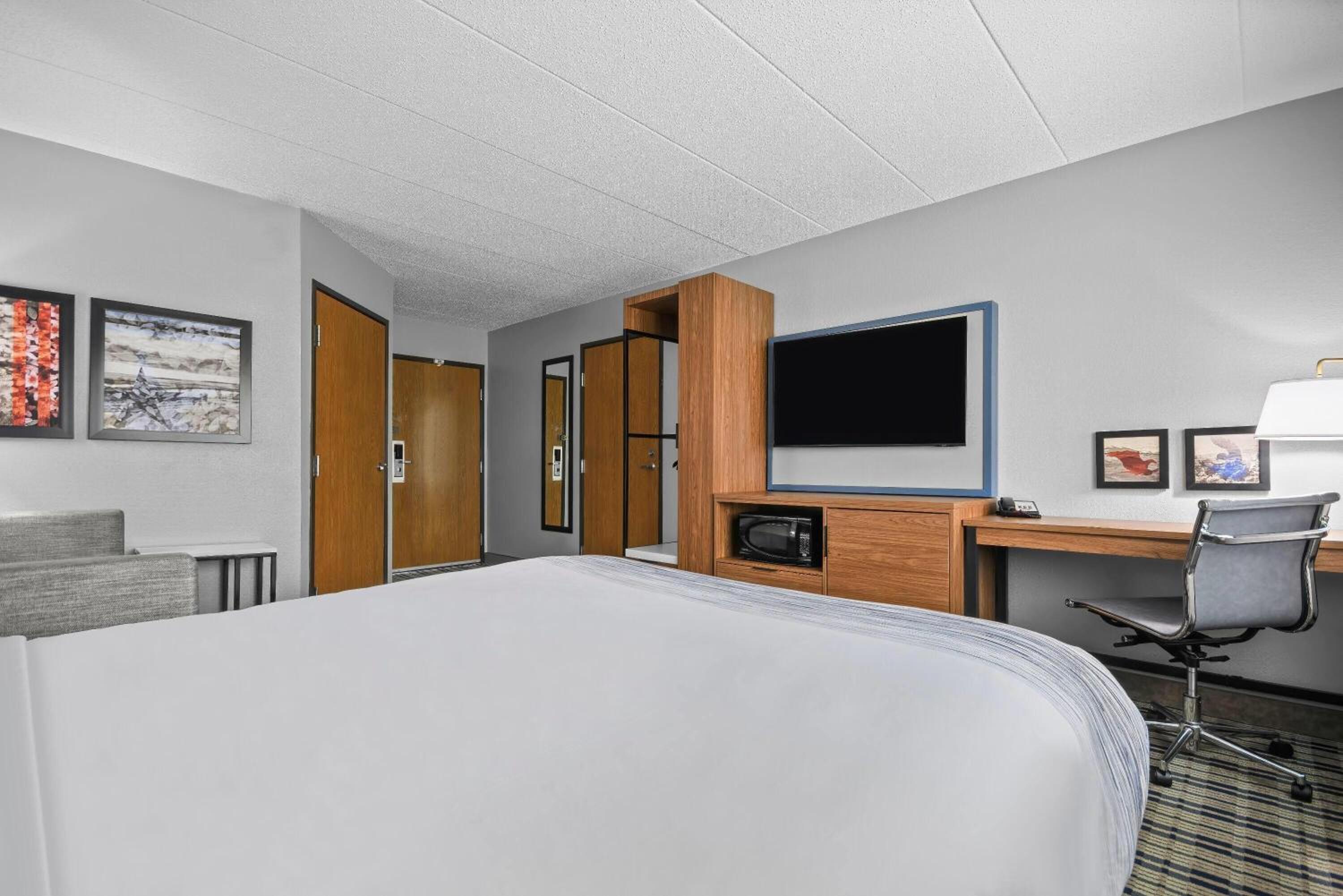 Queen Room - Mobility Access/Non-Smoking photo 1