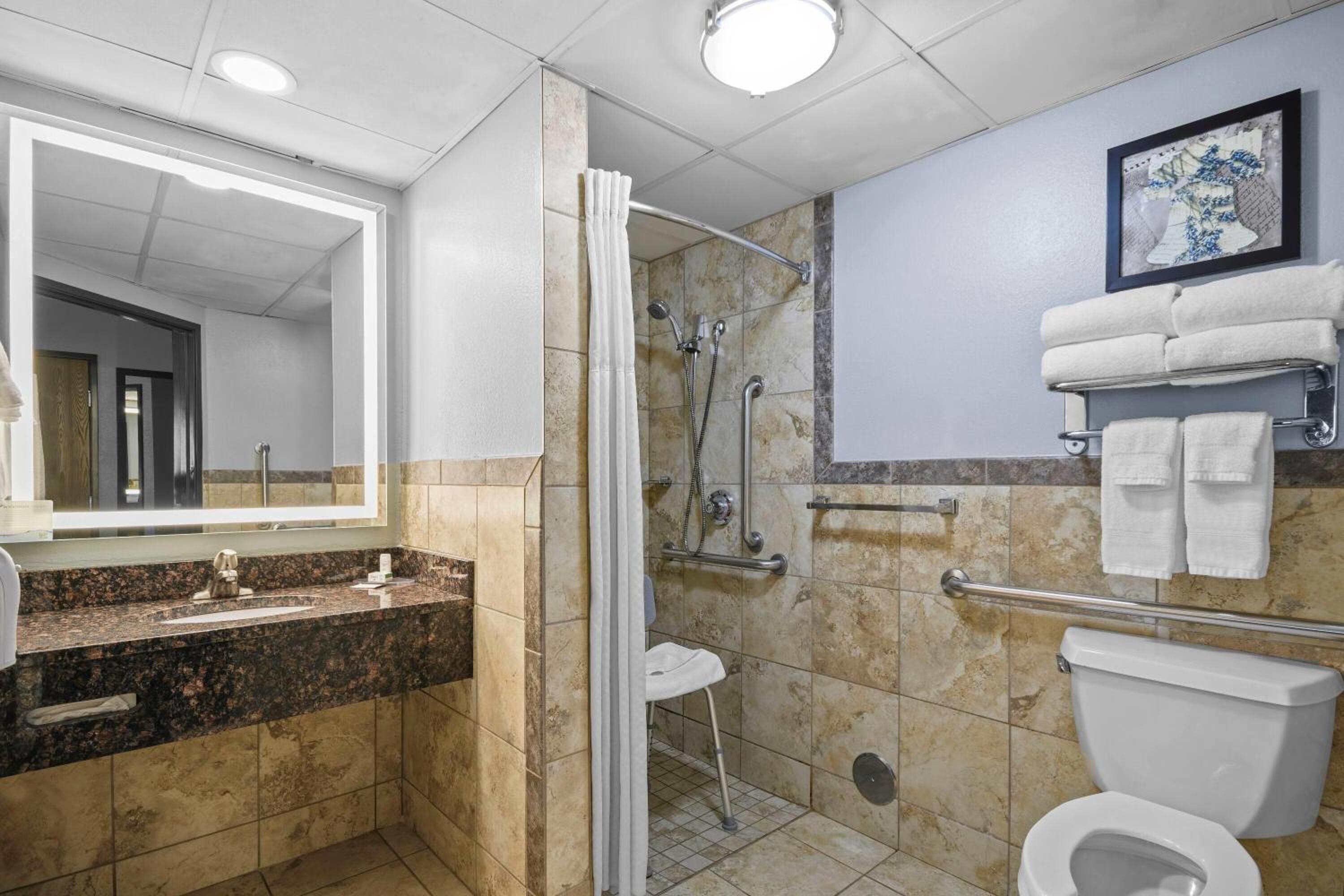 Queen Room - Mobility Access/Non-Smoking photo 3