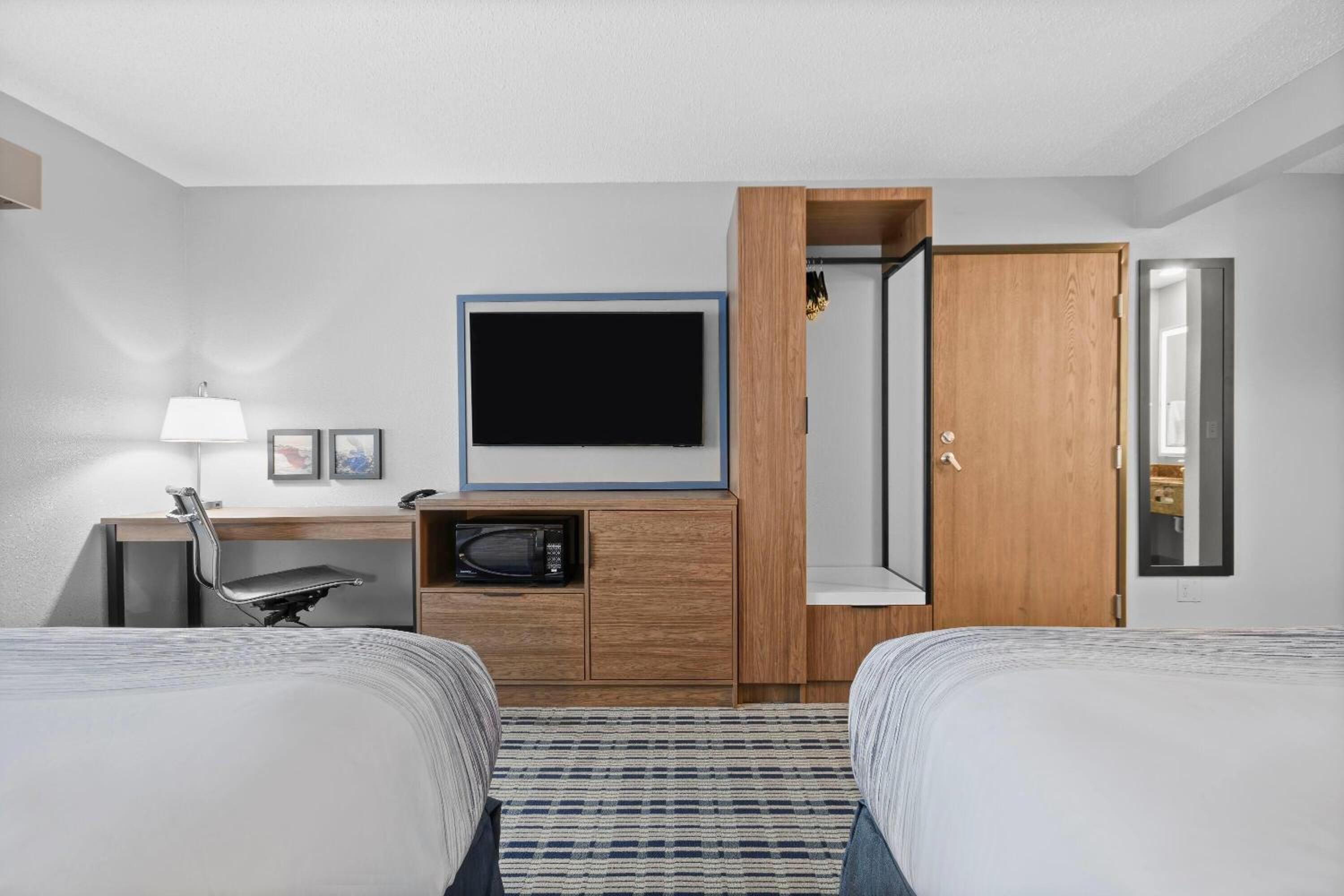Queen Room with Two Queen Beds - Non-Smoking photo 2