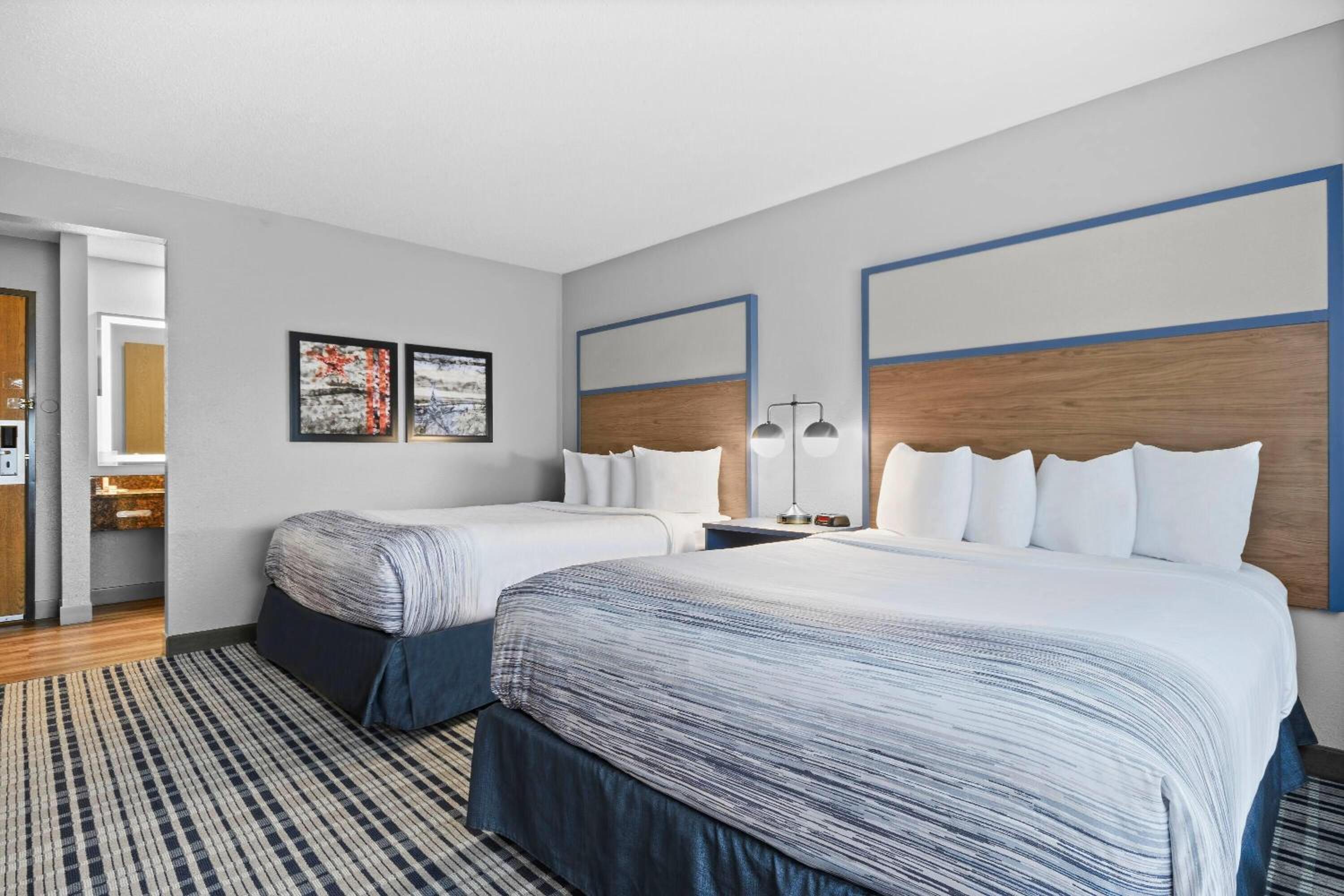 Queen Room with Two Queen Beds - Non-Smoking photo 3