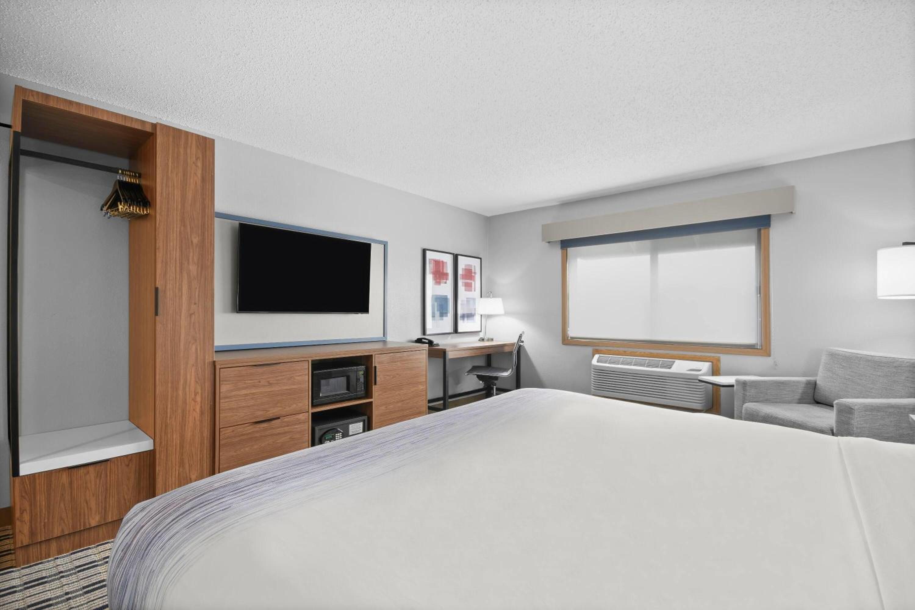 King Studio Suite - Non-Smoking photo 2