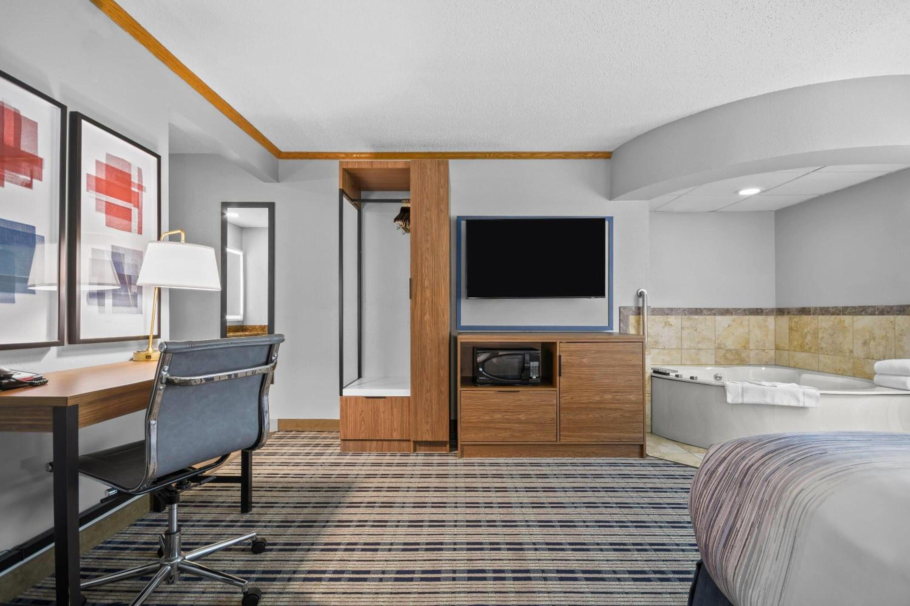 Deluxe King Suite - Non-Smoking photo 2