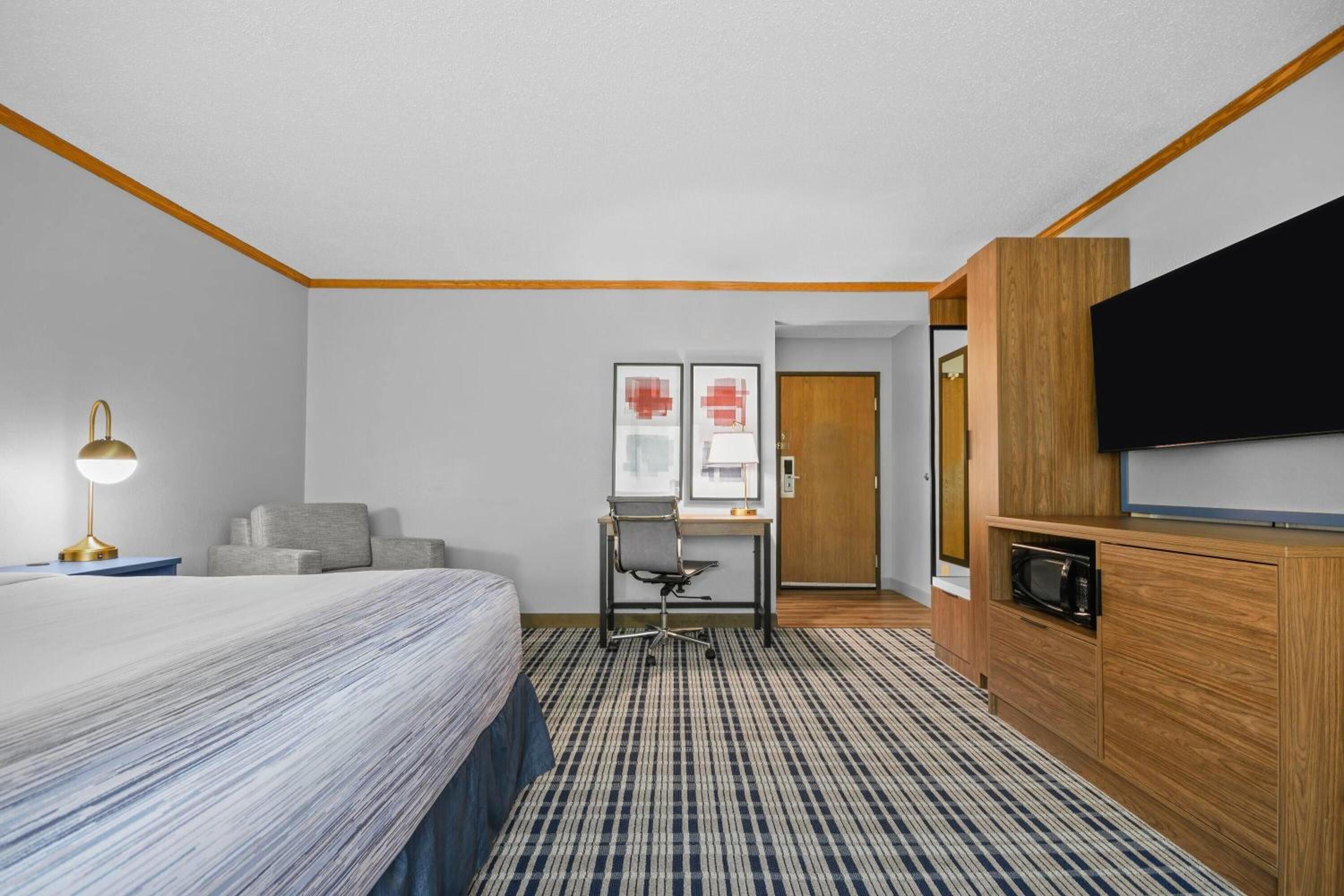 Deluxe King Suite - Non-Smoking