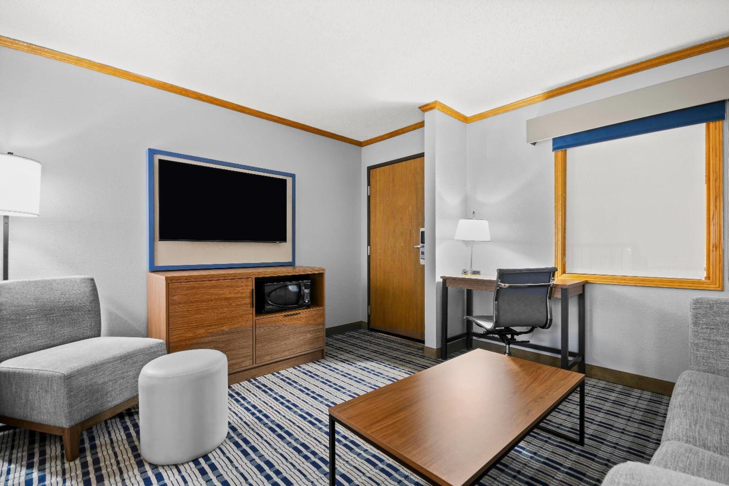One Bedroom  King Suite - Non-Smoking photo 3
