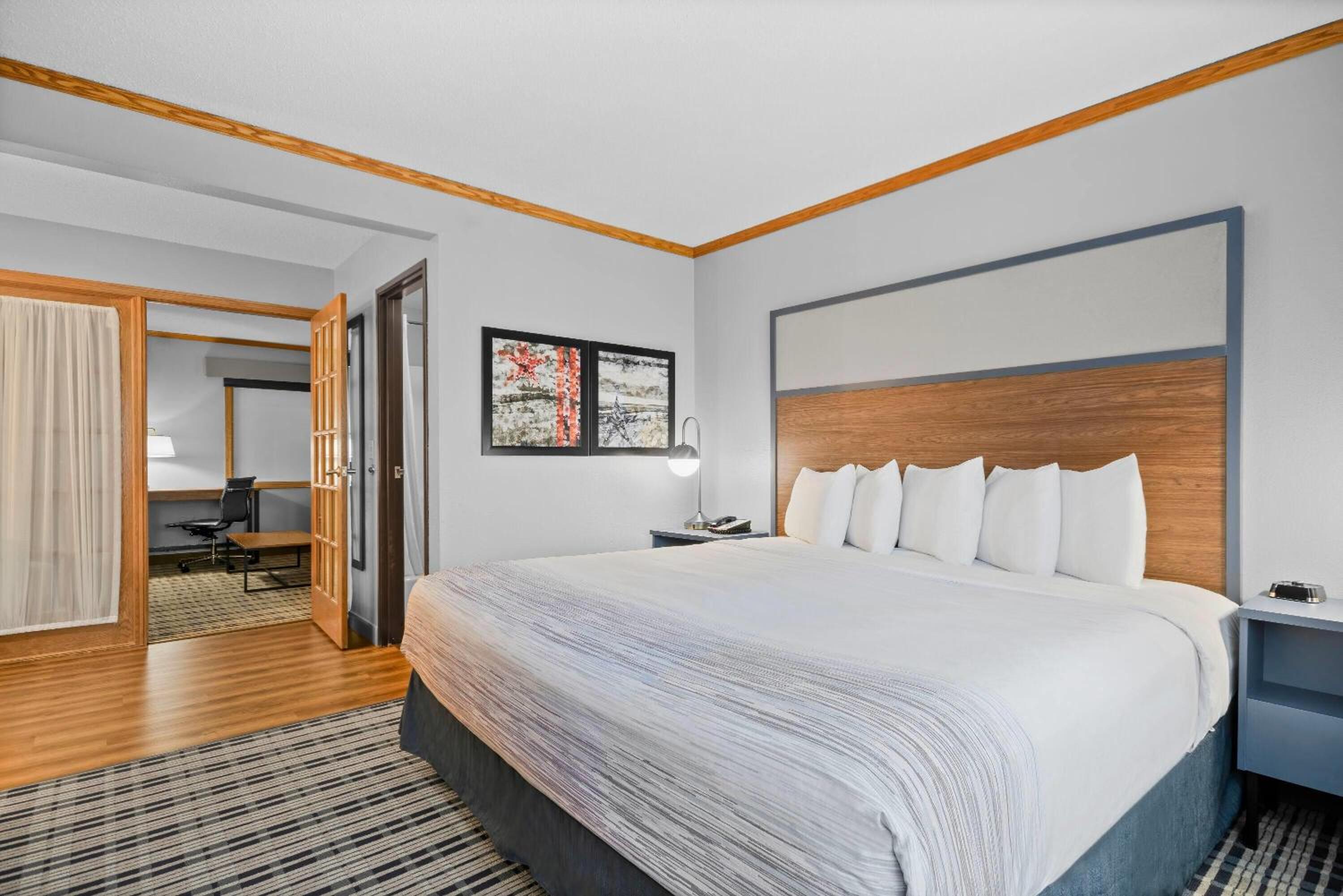 One Bedroom  King Suite - Non-Smoking photo 2
