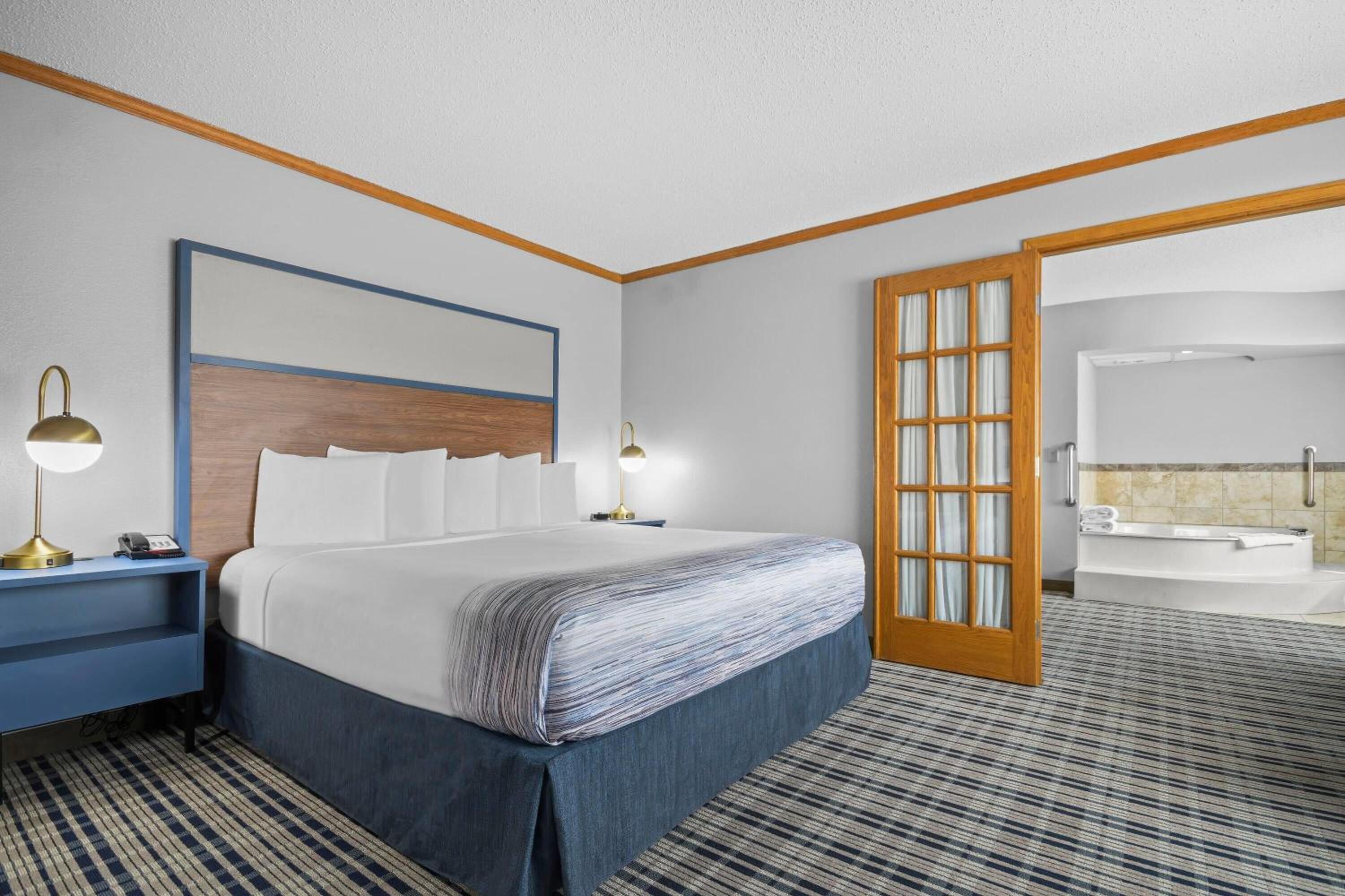 Superior One Bedroom King Suite - Non-Smoking photo 2