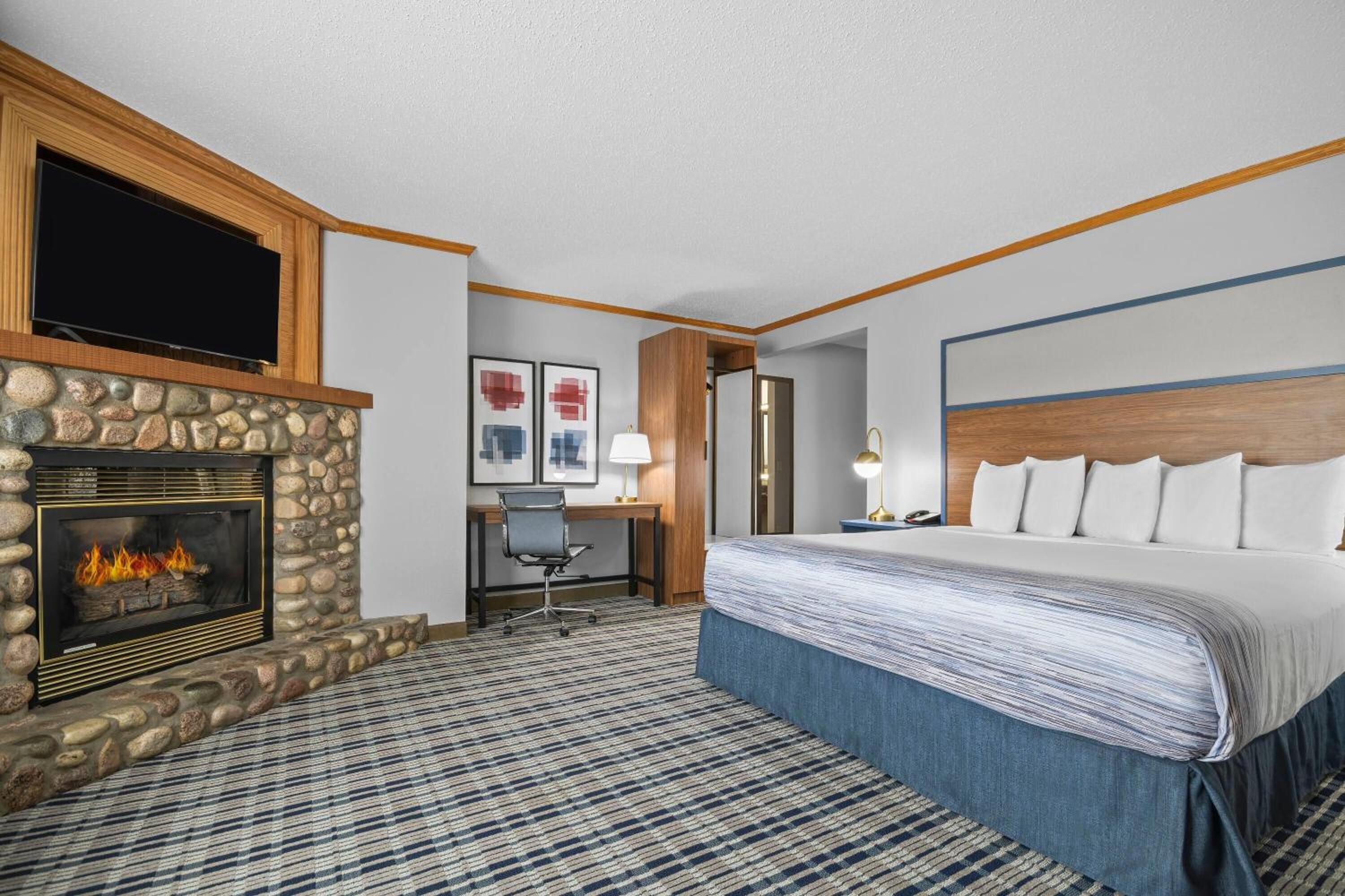 Superior One Bedroom King Suite - Non-Smoking photo 3