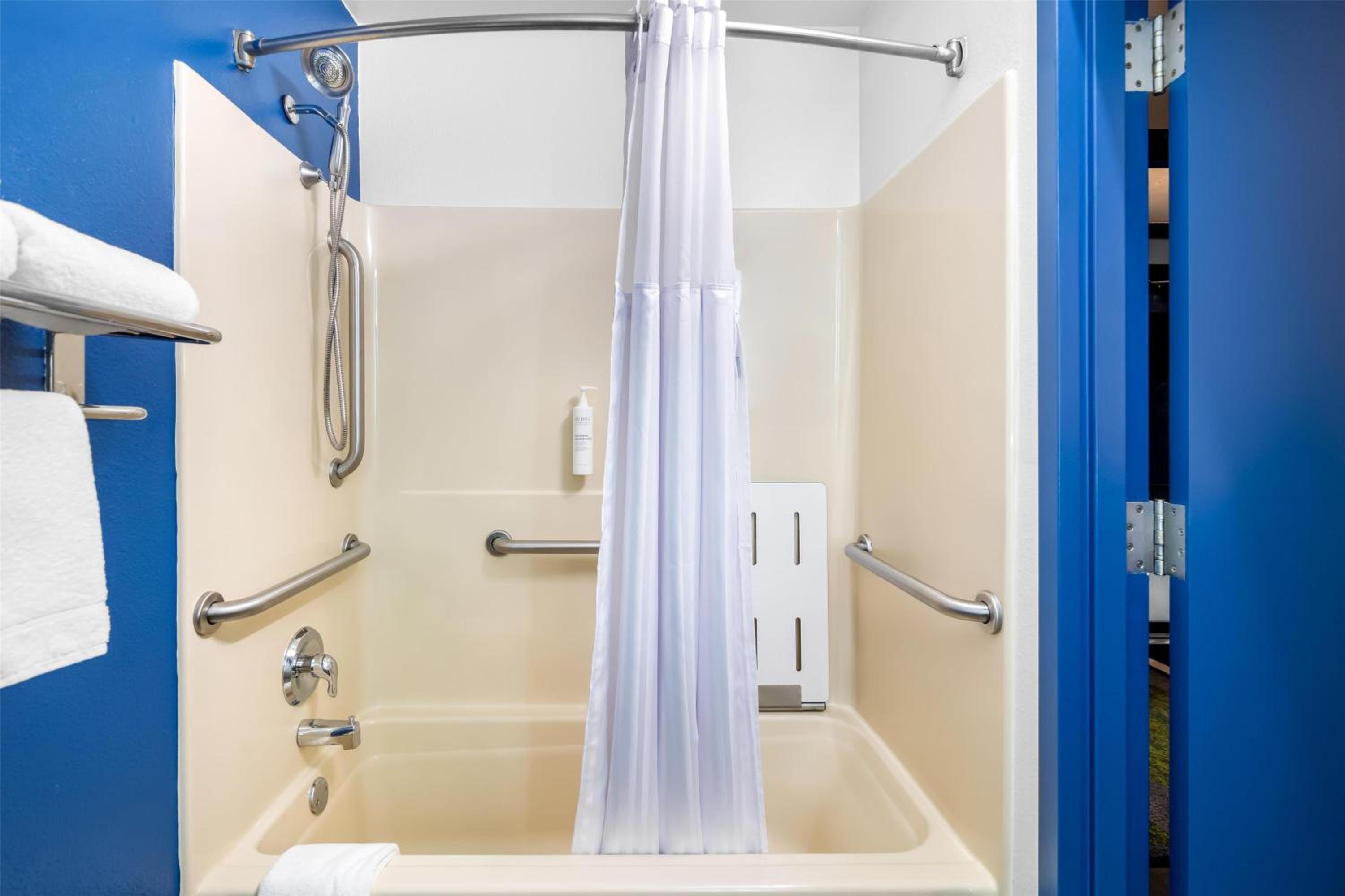 Queen Room with Bath Tub - Disability Access photo 1