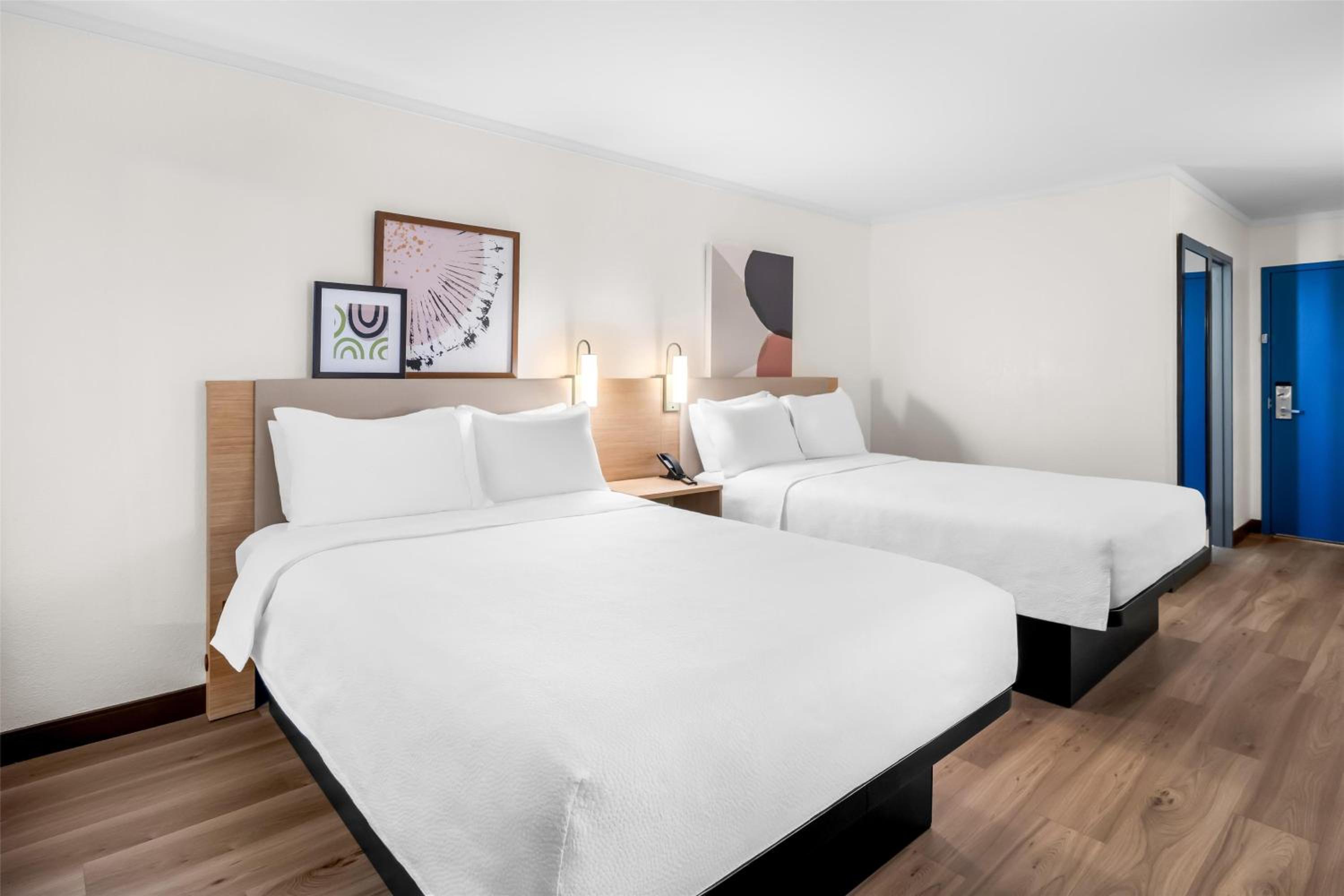 Queen Room with Two Queen Beds - Photo 4
