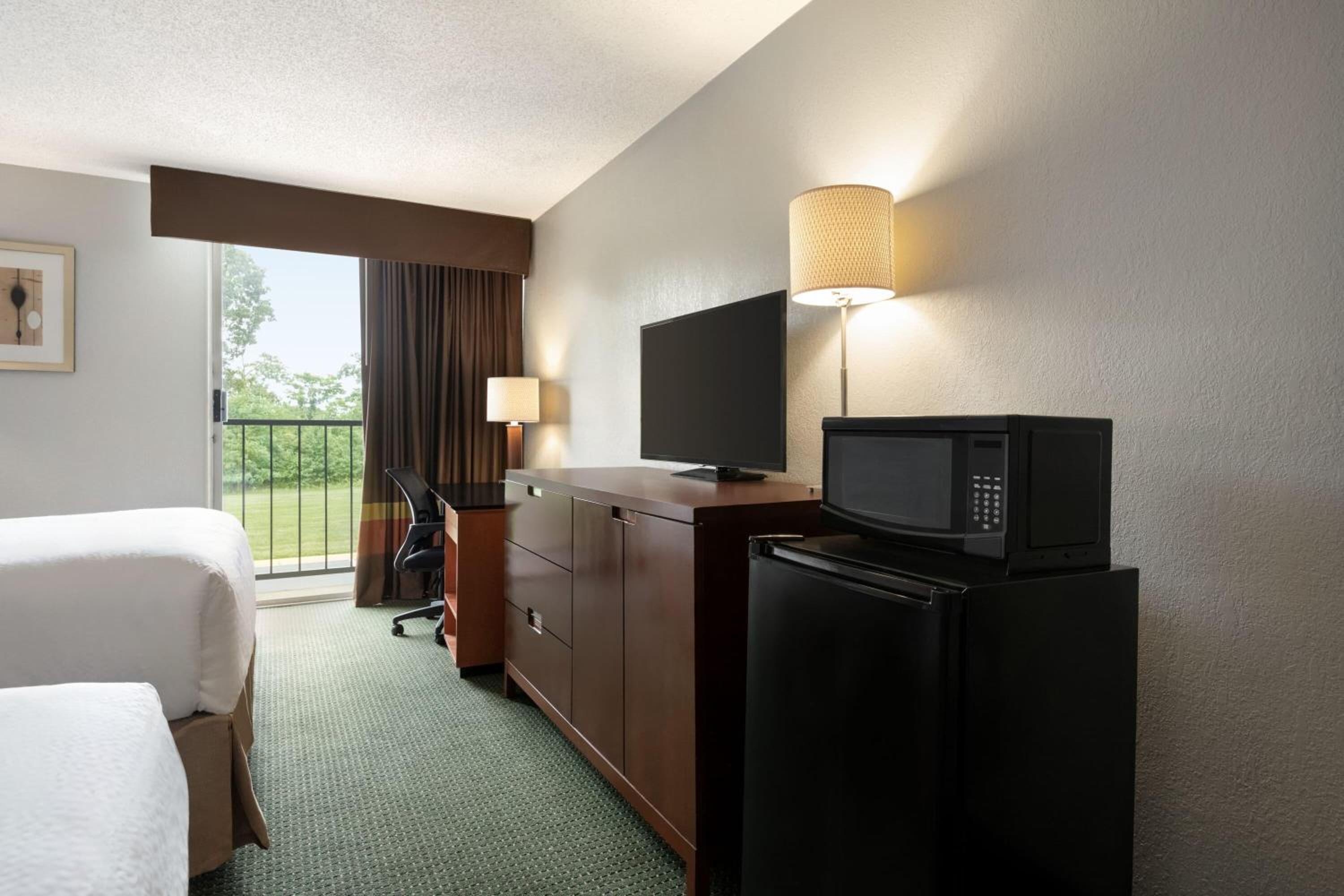 Queen Room with Two Queen Beds - Non-Smoking photo 2