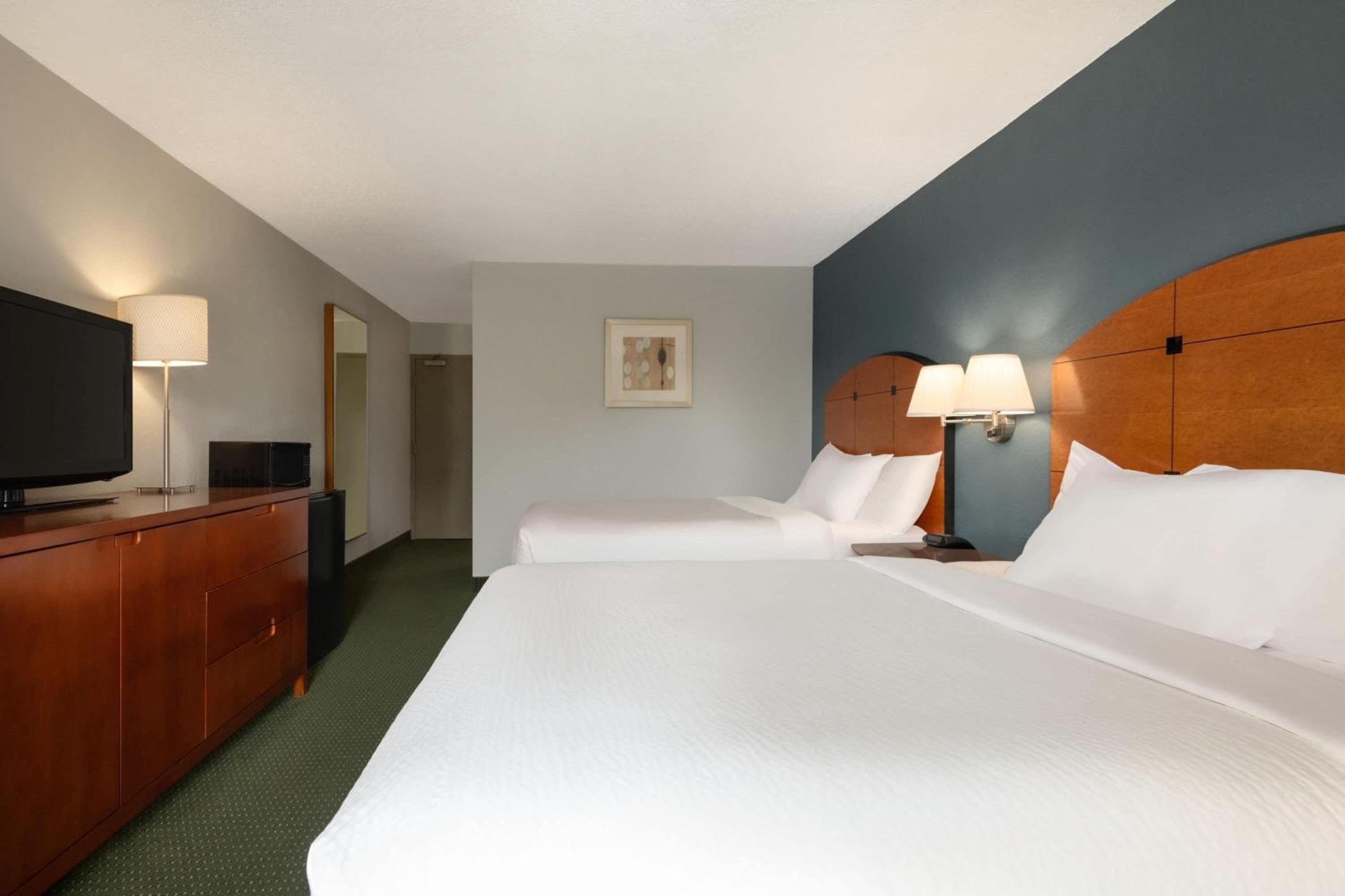 Deluxe Double Room with Two Double Beds - Disability Access - Non-Smoking photo 3