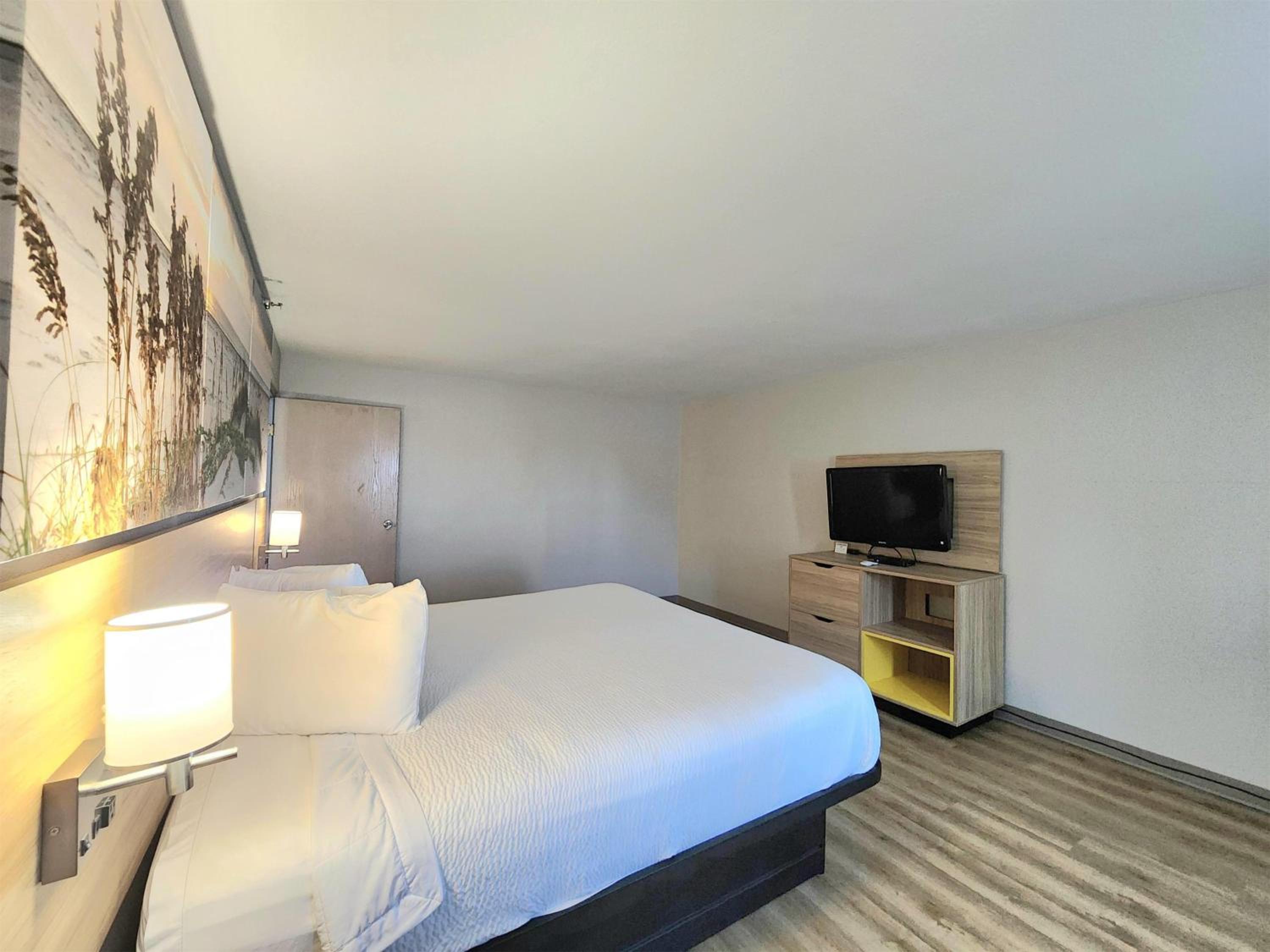 Deluxe King Suite - Non-Smoking - Photo 2